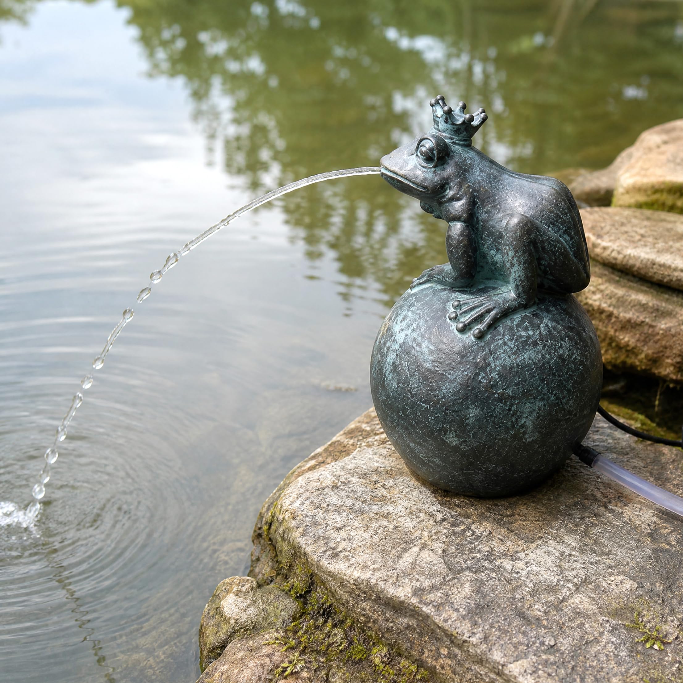 Spitter d'étang, Fontaine de Grenouille Spitter d'étang à énergie Solaire Couronne Grenouille résine décor Accessoire extérieur (4, 7x4, 7x8, 3 Pouces), Fontaine