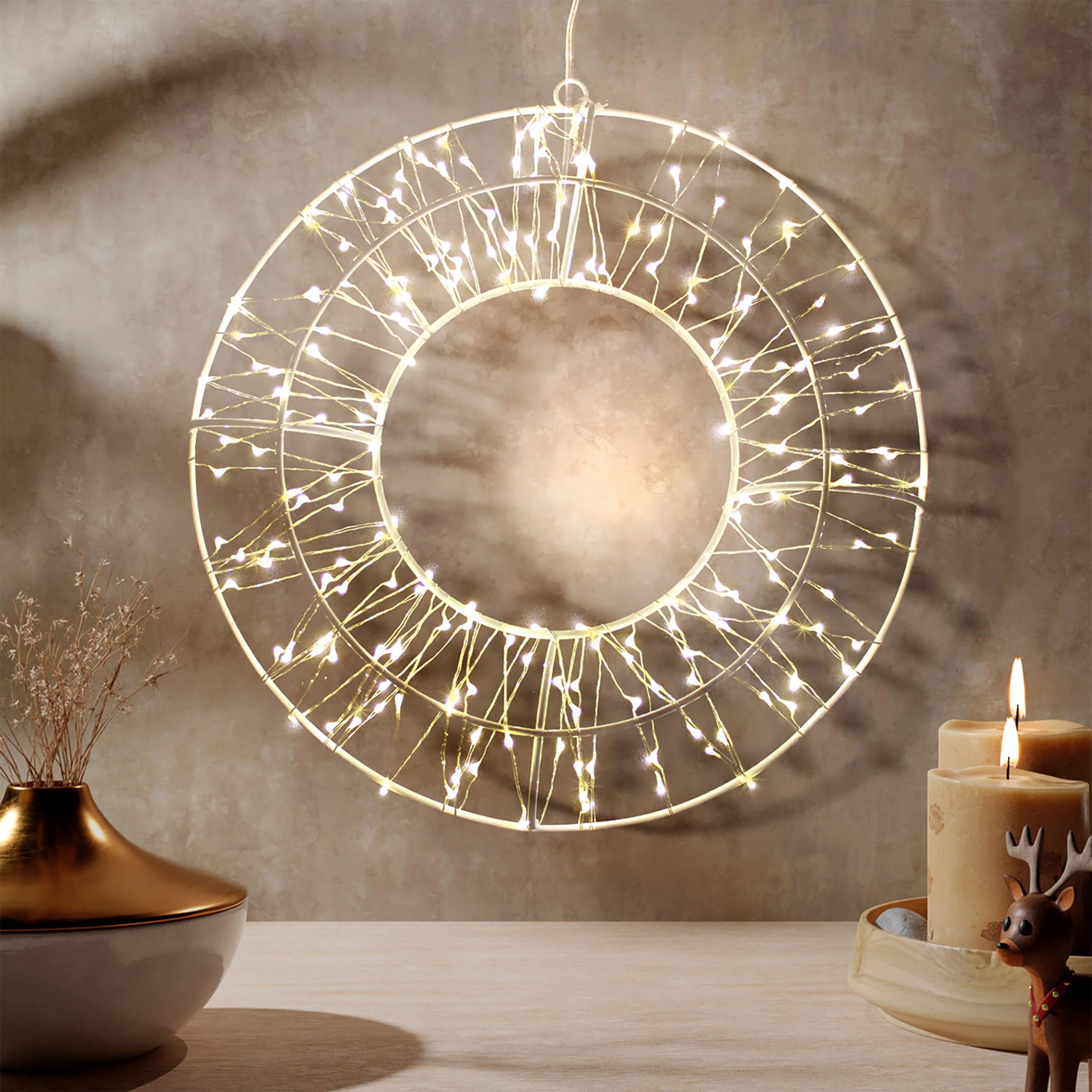 LED Metall Kranz weiß mit 200 Lichtern in warm weiß mit Timer - Ø 30 cm - Weihnachten Deko Beleuchtung für Außen mit Stecker - Türkanz Wandkranz Hängekranz beleuchtet kabelgebunden