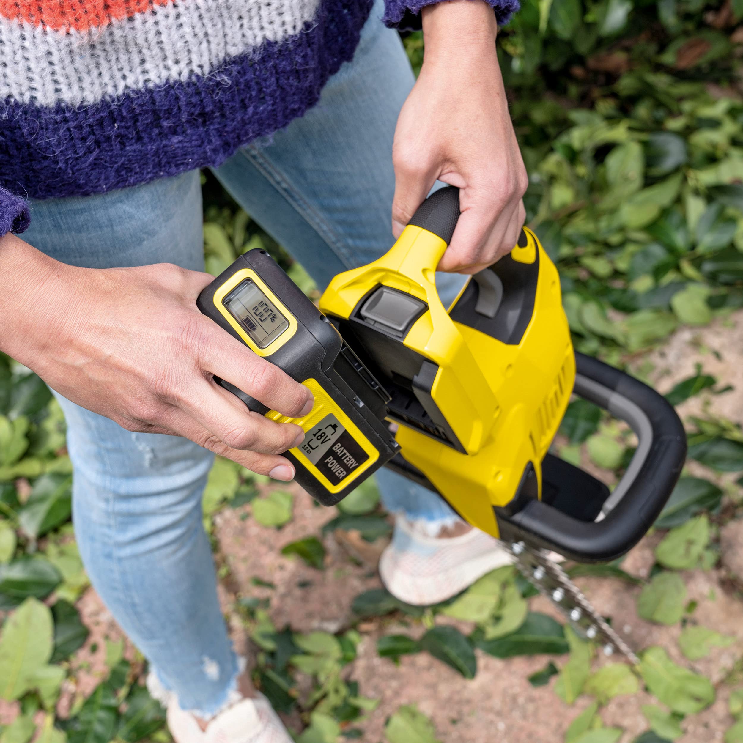Kärcher 18 V Batería y cargador 18/50, 18 V/5 Ah, batería de ionos de litio, en menos de 2,5 horas carga al 100%, para todos los equipos de la plataforma de baterías 18 V Battery Power