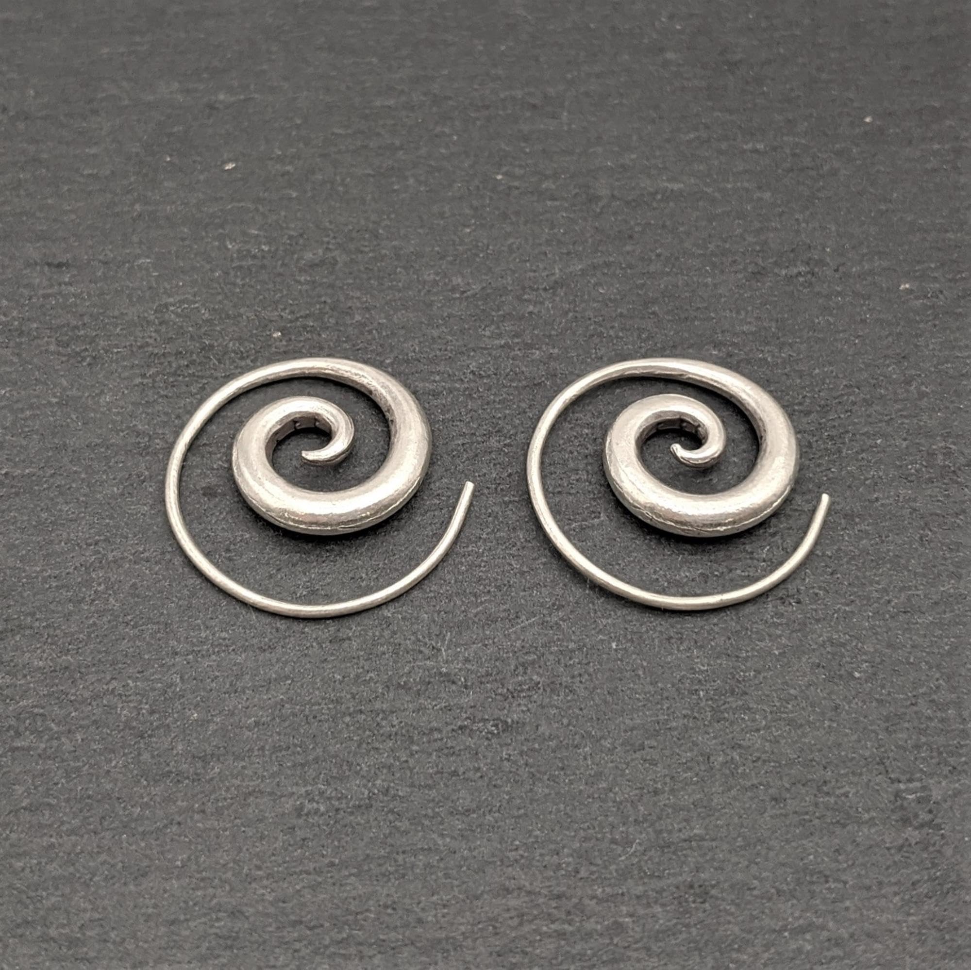 81stgeneration Karen Hill Tribe Pendientes de Plata con Espiral | Aros Tribales de Plata Pura 999 para Mujer | Pendientes de Aro Bohemios Hechos a Mano de 20mm | Diseño Minimalista para Uso Diario