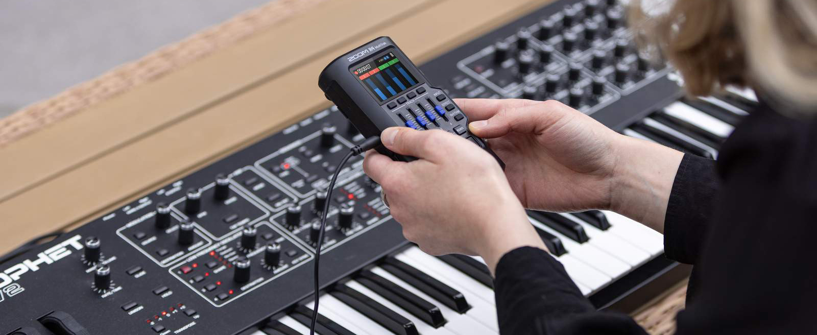 Amazon.com: Zoom R4 MultiTrak 32-Bit Float Recorder Bundled with