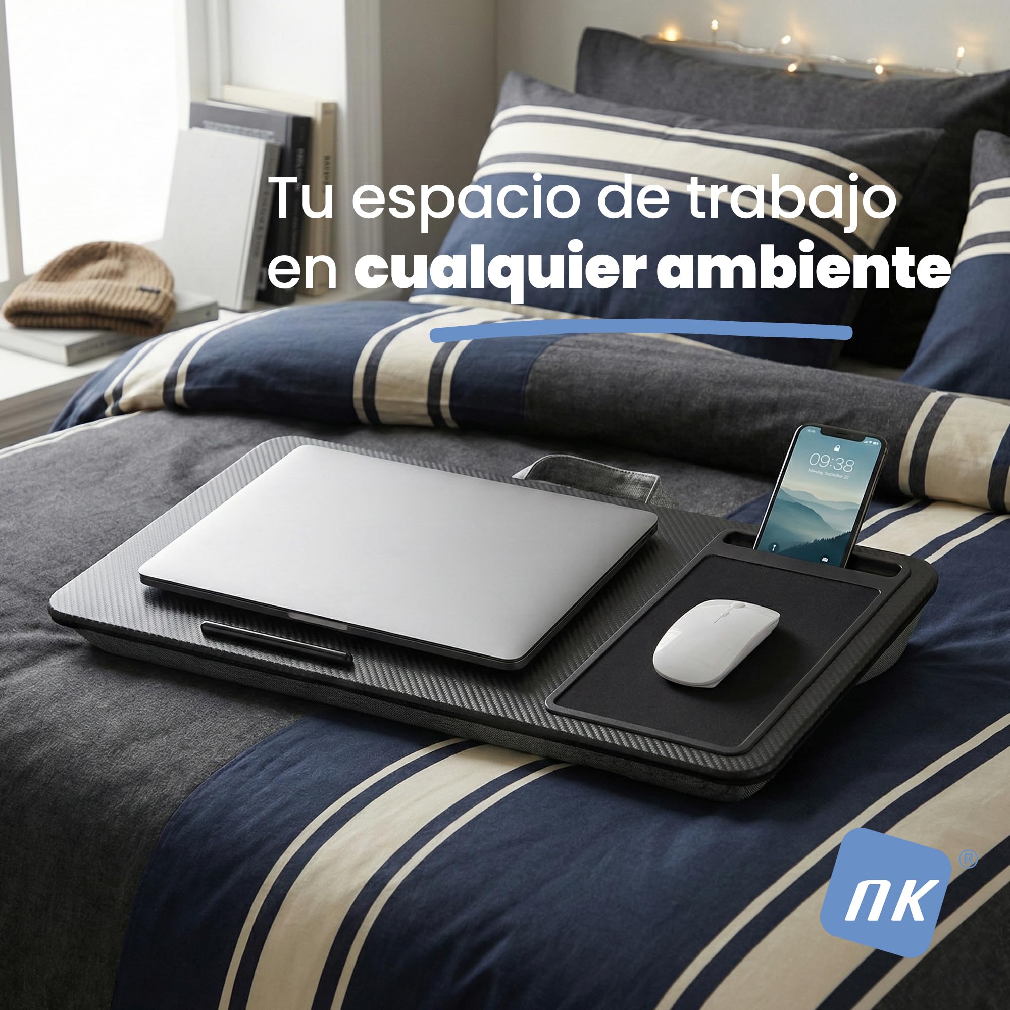 NK Base Mesa para Portátil con Cojín XL – 57.5×30.5×5cm, Asa de Transporte, Ranura para Móvil, Tope Antideslizante, Alfombrilla Ratón, Respaldo EPS, PVC MDF ABS y Tejido
