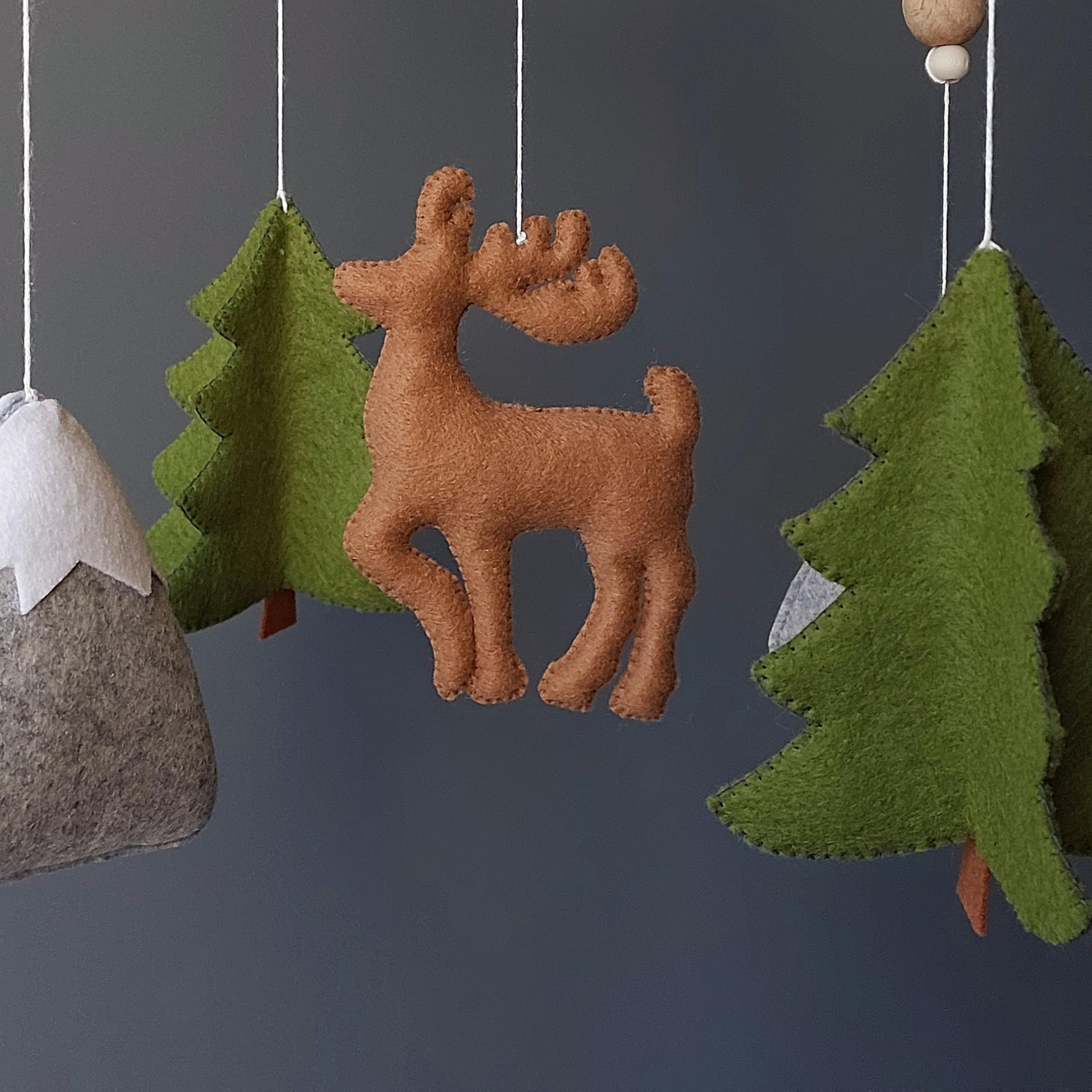Baby Mobile geschlechtsneutral - Waldtiere mit Hirsch, Tannen und Bergen - Handgemachtes Kinderbett Mobile im Waldstil - Deko für Babyzimmer Jungen & Mädchen