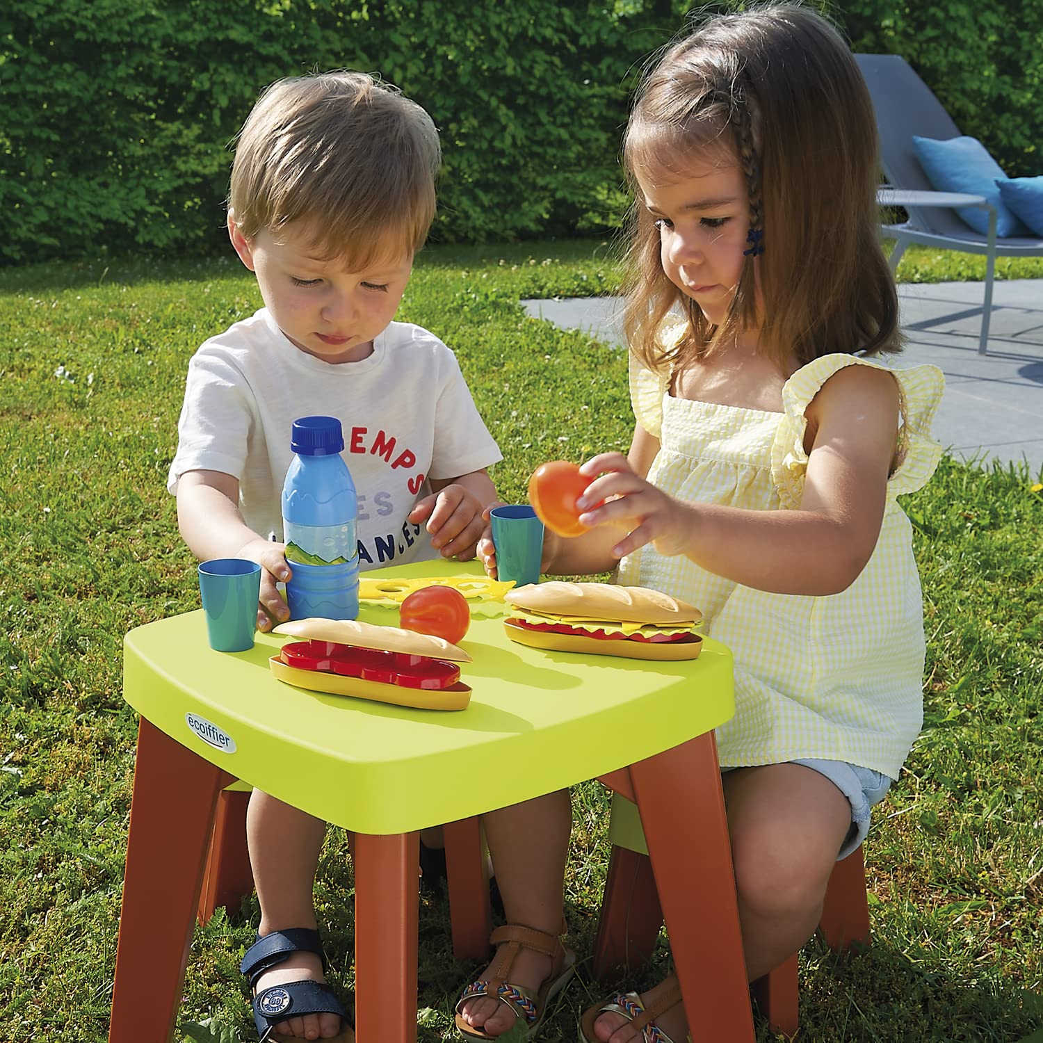 Jouets Ecoiffier - 4620 - Table Pic Nic + 2 Tabourets avec Accessoires - Jeu de Plein Air Pour Enfants - 12-36 Mois - Fabriqué en France