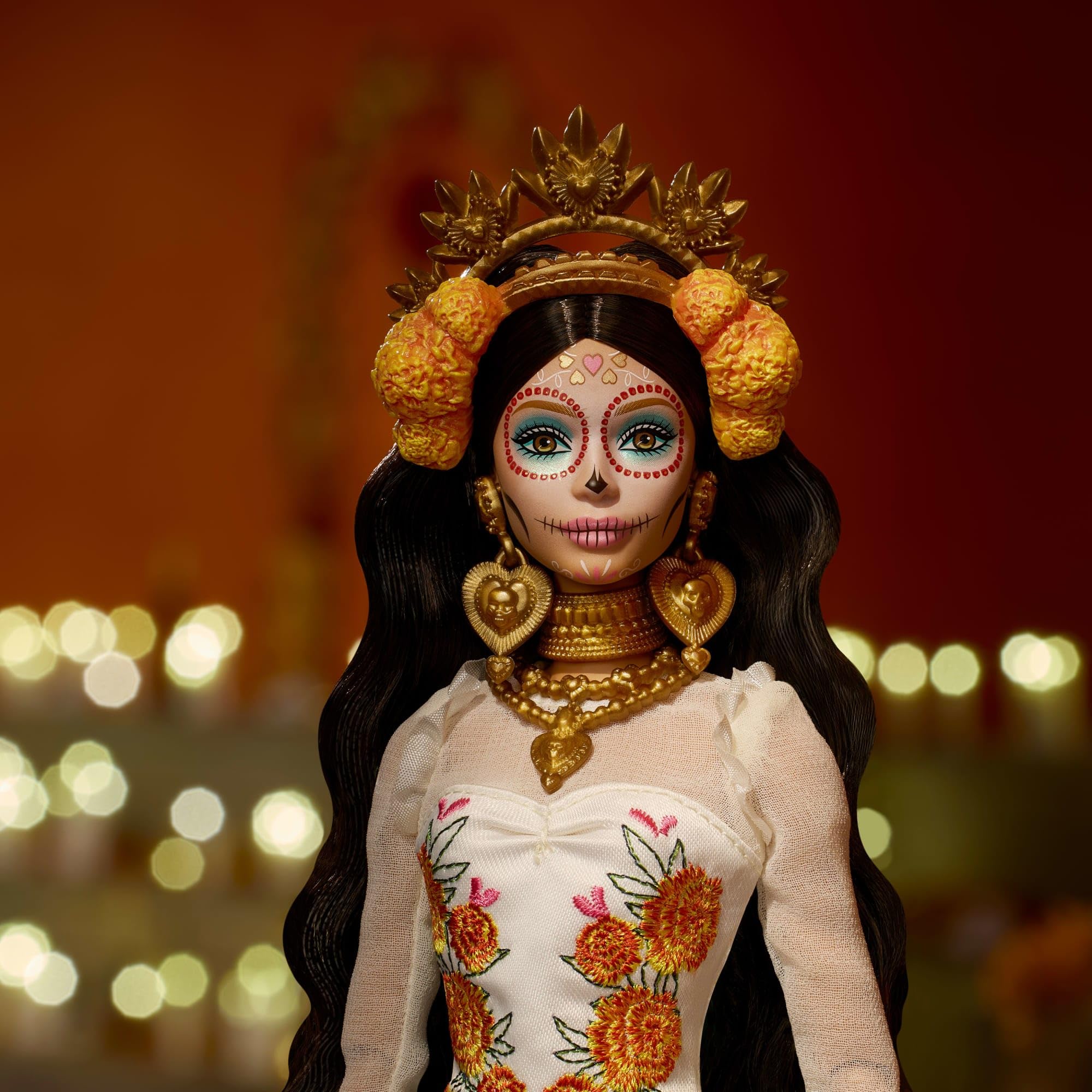 Barbie Signature Lalka Día De Muertos 2025 Kolekcjonerska lalka, kremowa suknia z detalami takimi jak falbanki, aksamitki i naszyte wstążki, kwiatowa korona i charakterystyczny makijaż czaszki, JBJ05