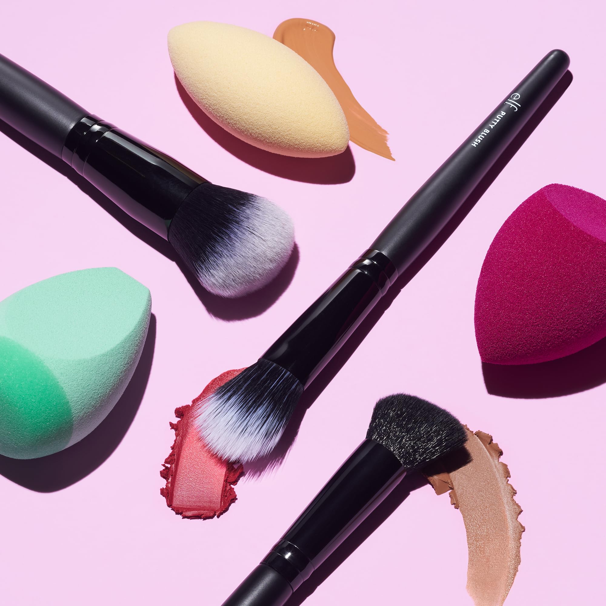 e.l.f. Putty Bronzer Brush, pennello angolato per trucco per contouring e highlight, realizzato per il e.l.f. Putty Bronzer, applicazione sanitaria impeccabile, nero