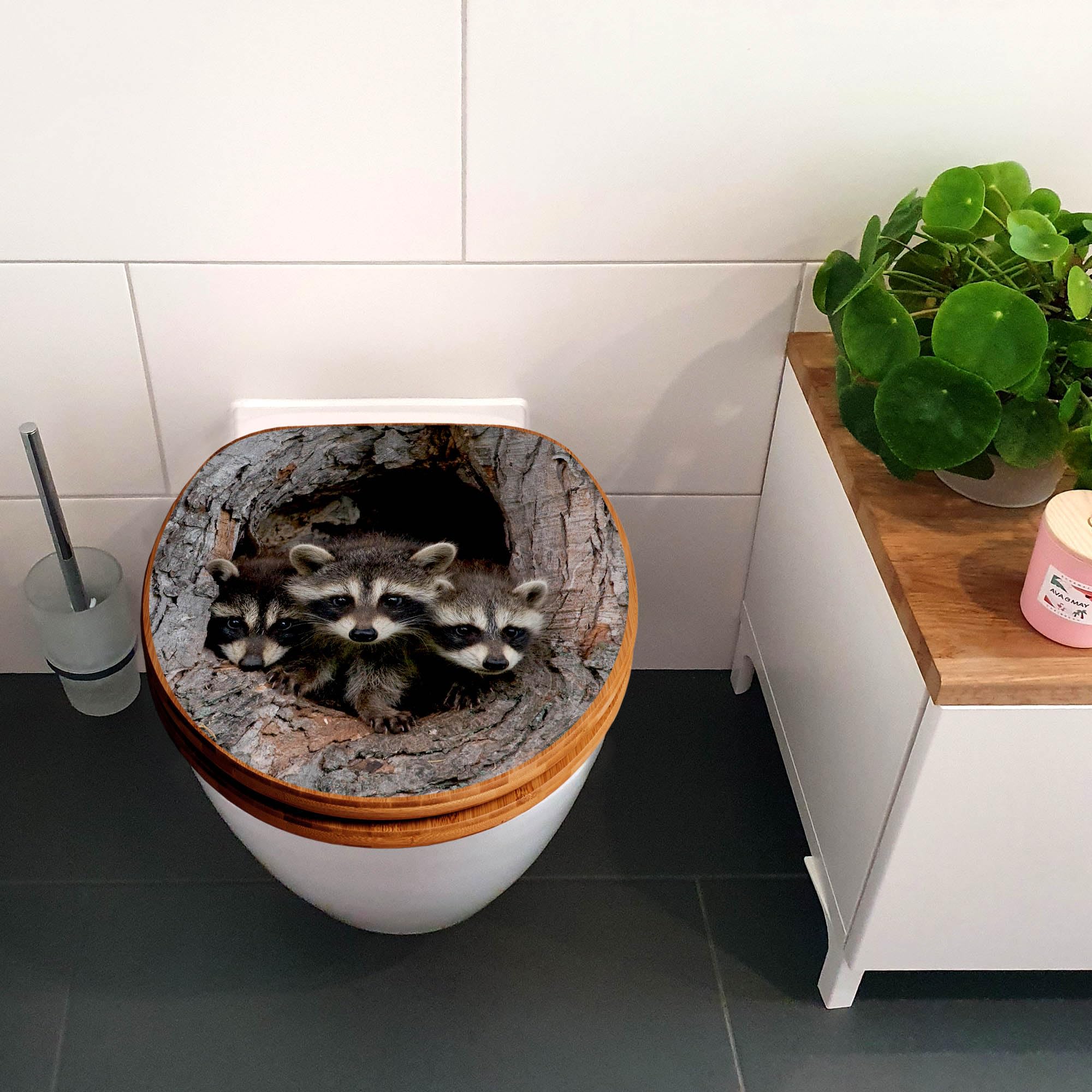 banjado Design WC Sitz Bambus Absenkautomatik 45,8x37,5cm - Toilettendeckel mit Absenkautomatik Holz - hochwertiger Bambus Klodeckel - WC-Sitz für gängigen Toiletten - Motiv Drei Waschbären