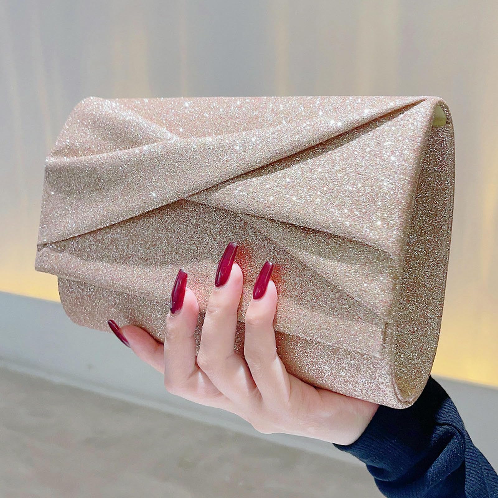 Damska torba na ramię kopertówka, damska ręka, ramię, crossbody, mały kwadrat moda