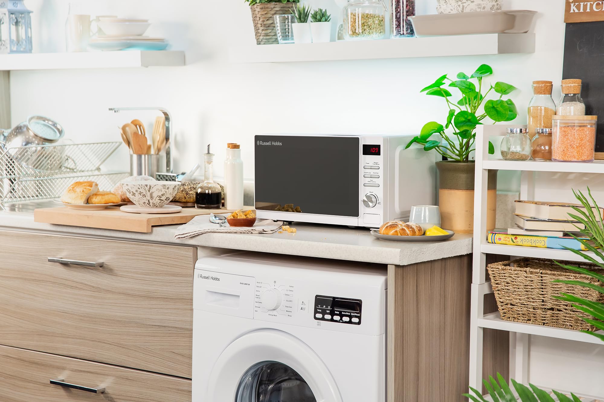 Russell Hobbs RHM2079A Digitale Solo-Mikrowelle 20 L 800 W 5 Leistungsstufen automatisches Auftauen 8 Kochmenüs Uhr Timer Weiß