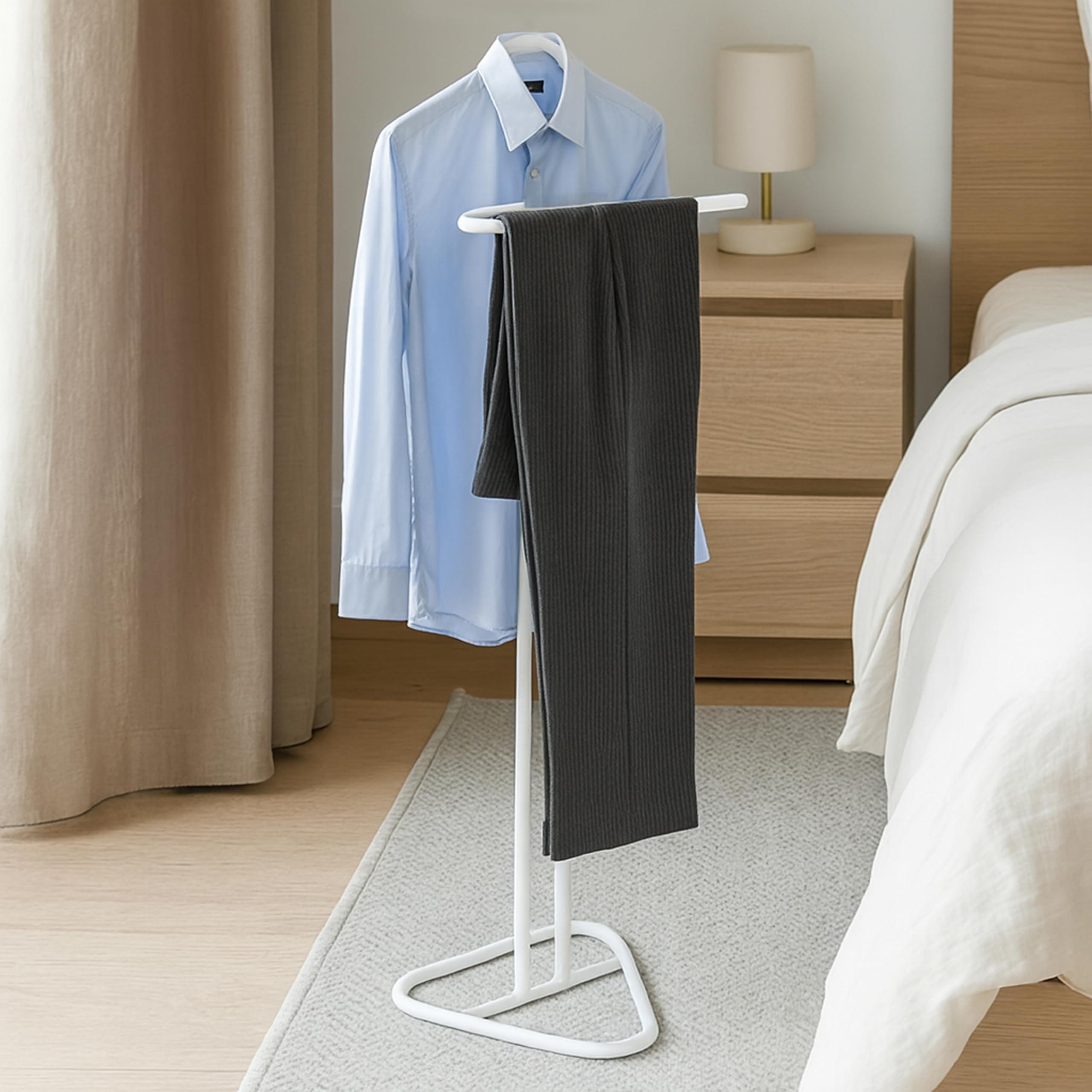 MAKA Servo Muto da Camera in Metallo, Porta Abiti Alto 110 cm, Omino Appendiabiti da Camera Letto, Uomo Morto Appendiabiti, Porta Vestiti per B&B, Hotel, Ostello, Indossatore Abiti da Terra (Bianco)