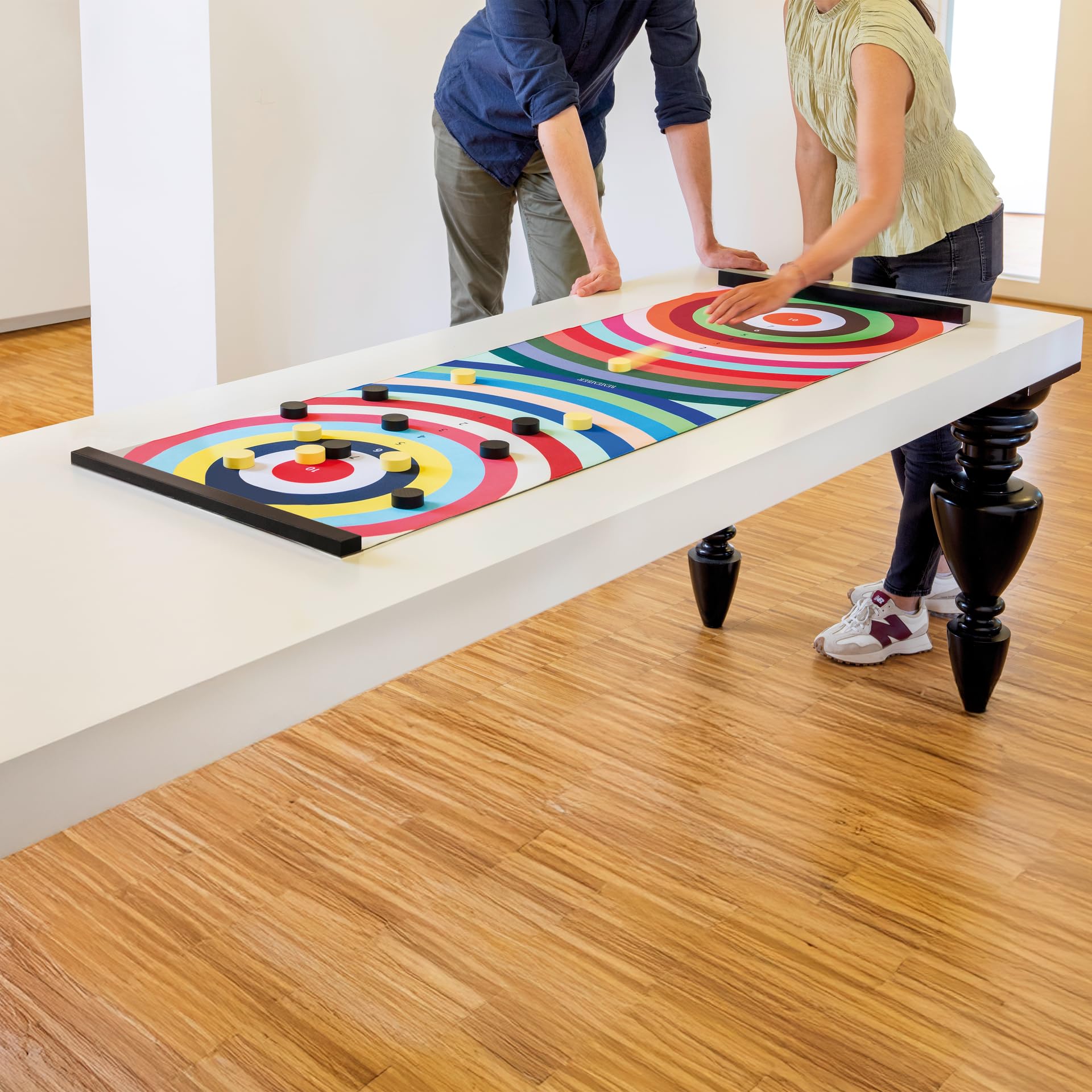 Remember Colour Curling | The Colourful Slide Game mit großer Spielmatte 150x50cm aus Neopren | 18 Spielsteine aus Holz | Baumwollbeutel für Transport | 2-8 Spieler | ab 6 Jahren