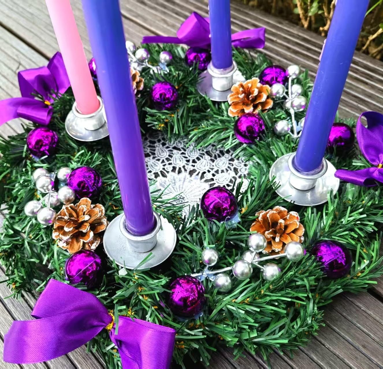 Hochwertiger Adventskranz mit Tannenzapfen in Lila und Gold, eleganter Tischaufsatz für Urlaubsdekorationen (lila)