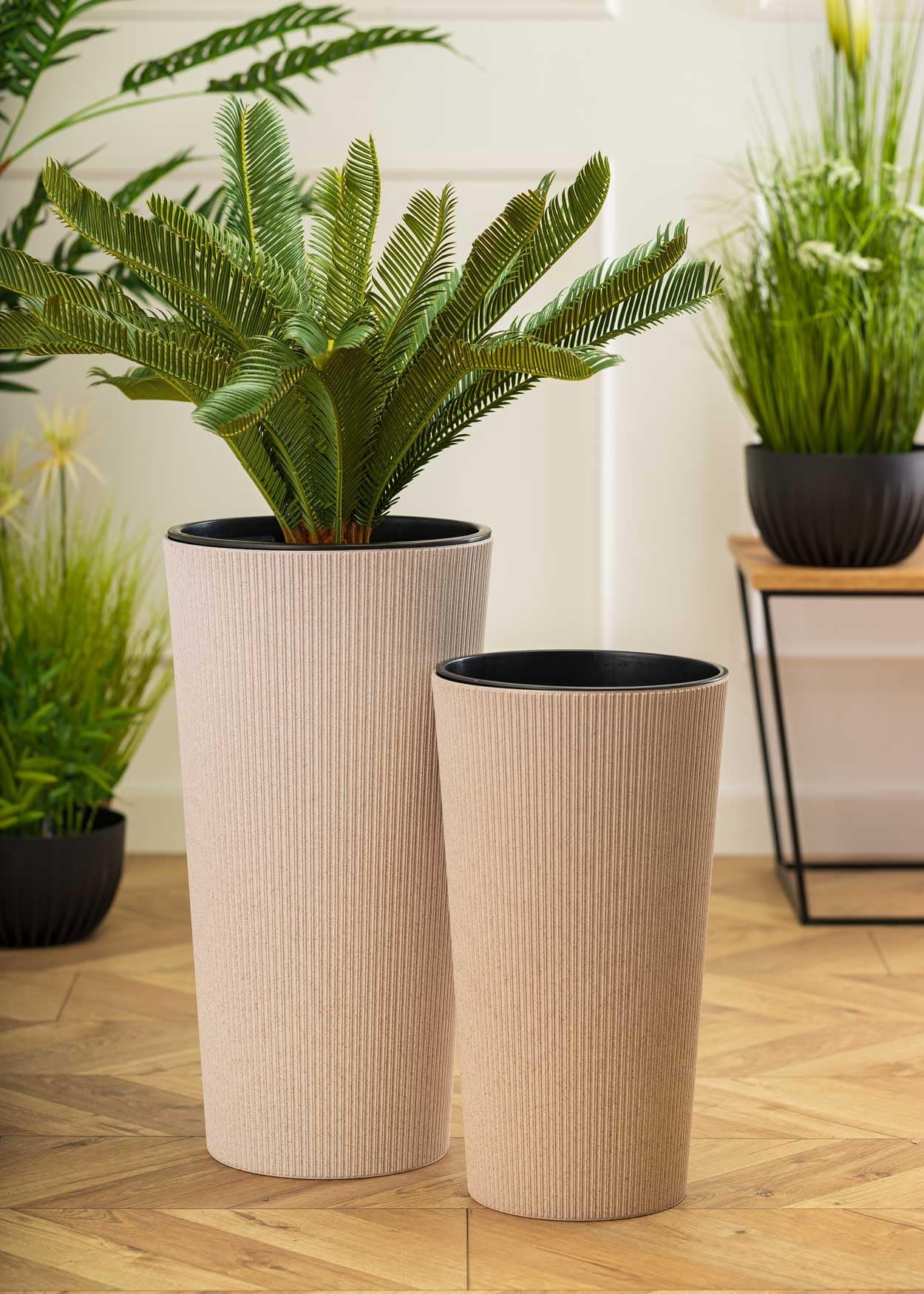 Lot de 2 grands pots de fleurs avec insert pour jardinière, beige, en plastique, pour décoration de salon ou de jardin | Lot de 2 cache-pots (30 x H57 cm et 25 x H46 cm)