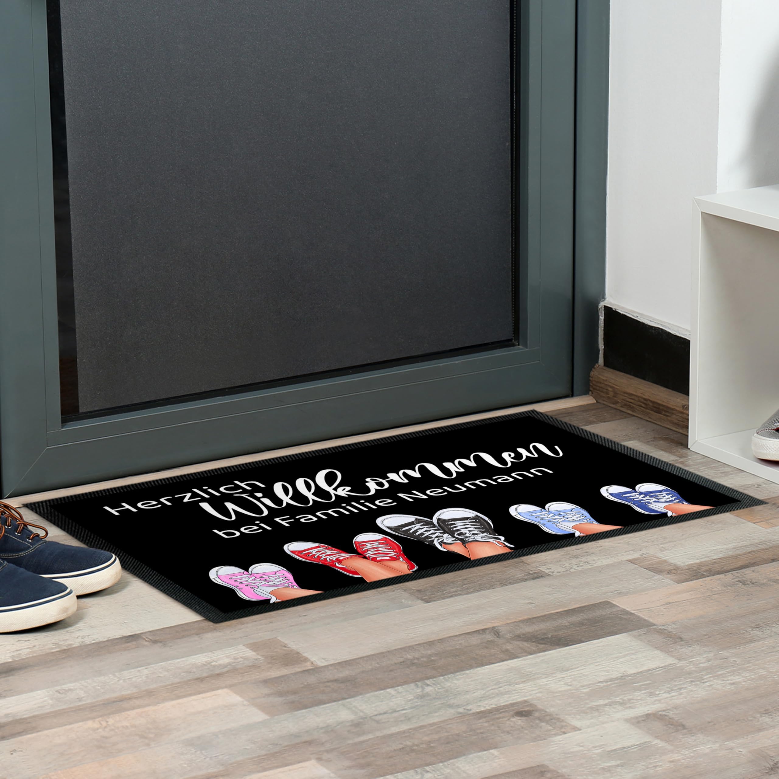 True Statements Personalisierte Fußmatte Willkommen mit Namen & Sneakers, Türmatte Innen Außen 75 x 50 cm