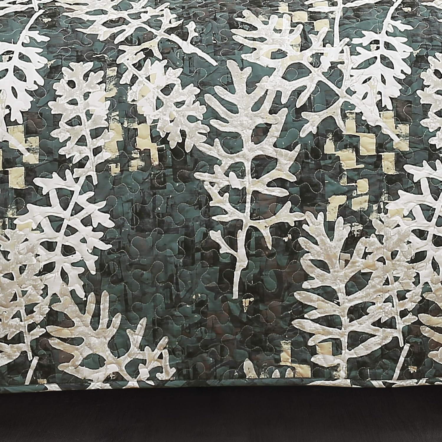 Lush Decor Camouflage Leaves Quilt - Reversible 5 Piece Bedding Set with Wintry Cabin Deer Scene - Full Queen - Green