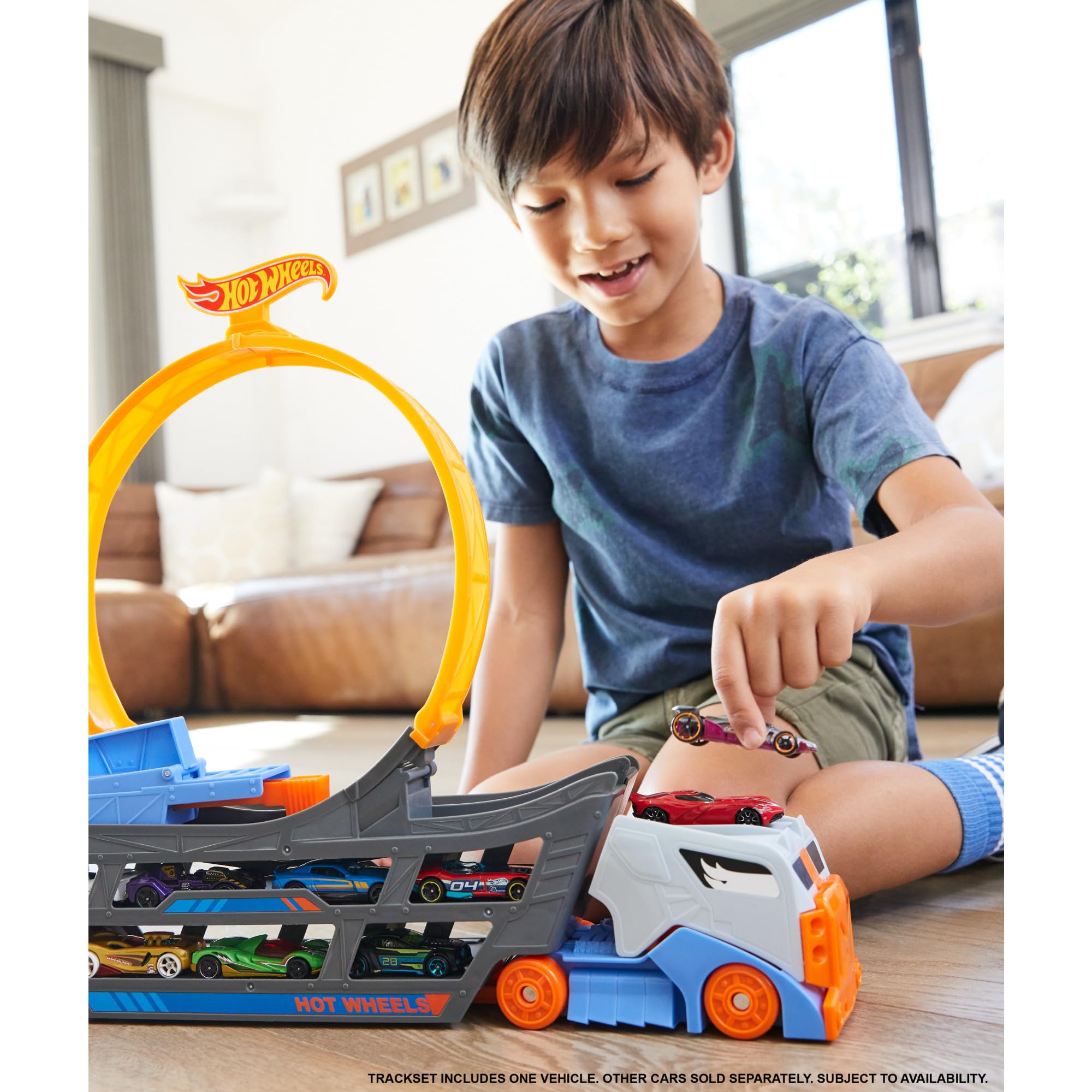 Zestaw Hot Wheels z ciężarówką transportową, dużą pętlą ze składaną wyrzutnią, miejscem dla 18 metalowych pojazdów w skali 1:16, dla dzieci powyżej 3 roku życia, GCK38