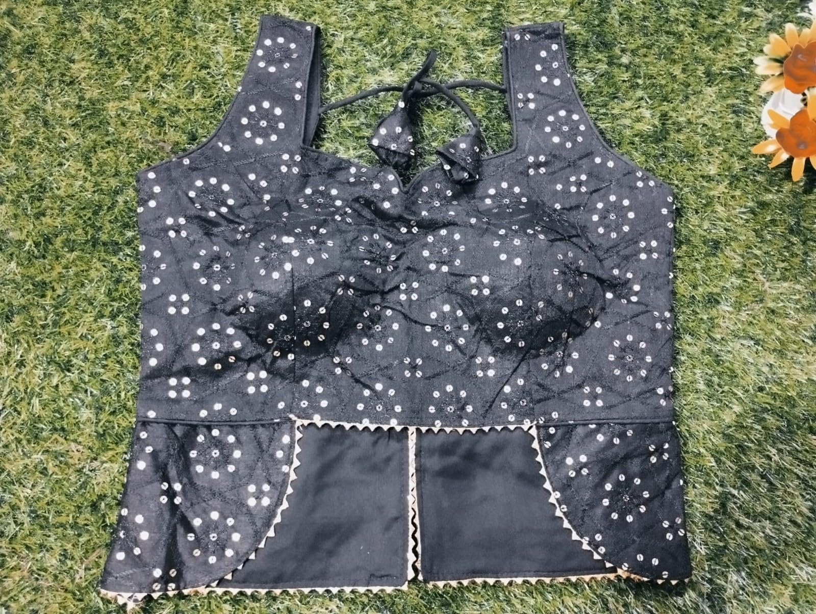 KULIA® Chemisier Court pour Femme Ethnique Tenue décontractée Robe Bollywood Noir Blouse de créateur Travail de Broderie Style Indien Tissu en Soie Tussar Blouse Saree prête à l'emploi