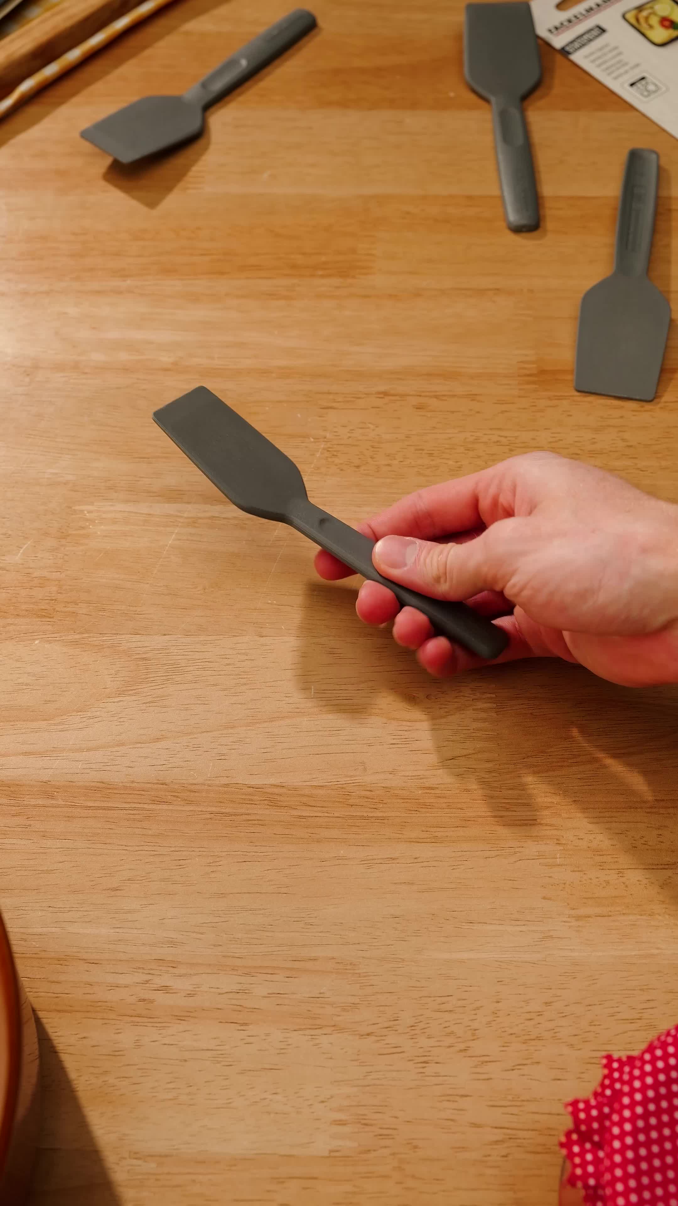 Fackelmann Statement Spatola per raclette Set di 4 raschietti con manico ergonomico e vano pollice, cursore raclett in pratico pacchetto da 4 pezzi, circa 15,5 x 4 x 1 cm