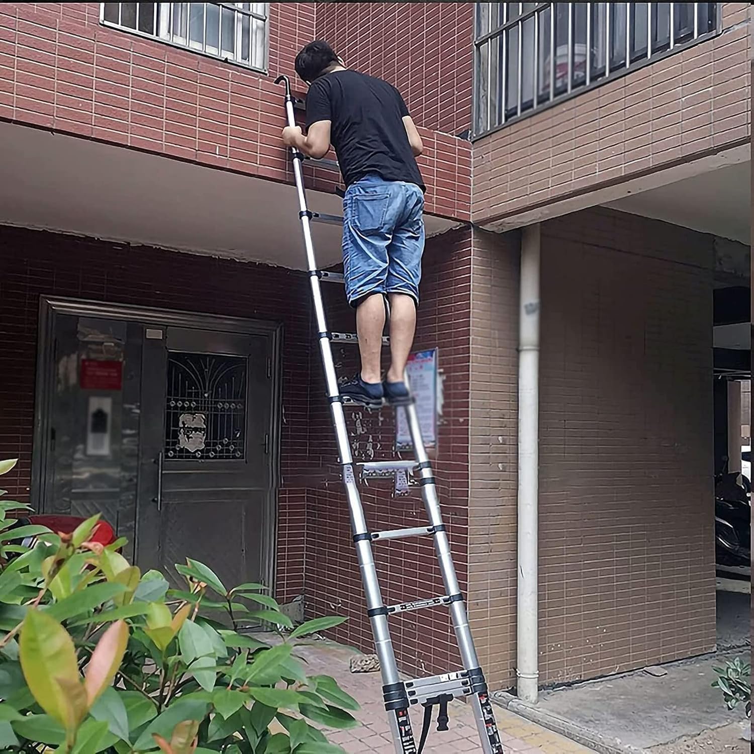 Extendable Ladder Telescoping Ladder with 2 Detachable Hooks, Aluminum Multi-Purpose Extendable Loft Folding Ladders 330lbs Capacity, for Outdoor and Indoor