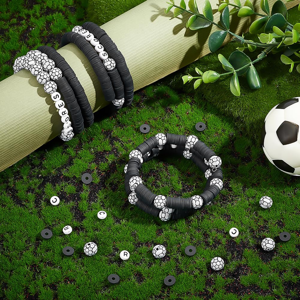 PH PandaHall 4400 Stück Fußballperlen Zur Armband Schwarze Polymer Tonperlen Acryl Fußballperle Buchstabenperle Mit Elastischem Faden Für DIY Gastgeschenke Fußballpartys Geschenk Sportmannschaften