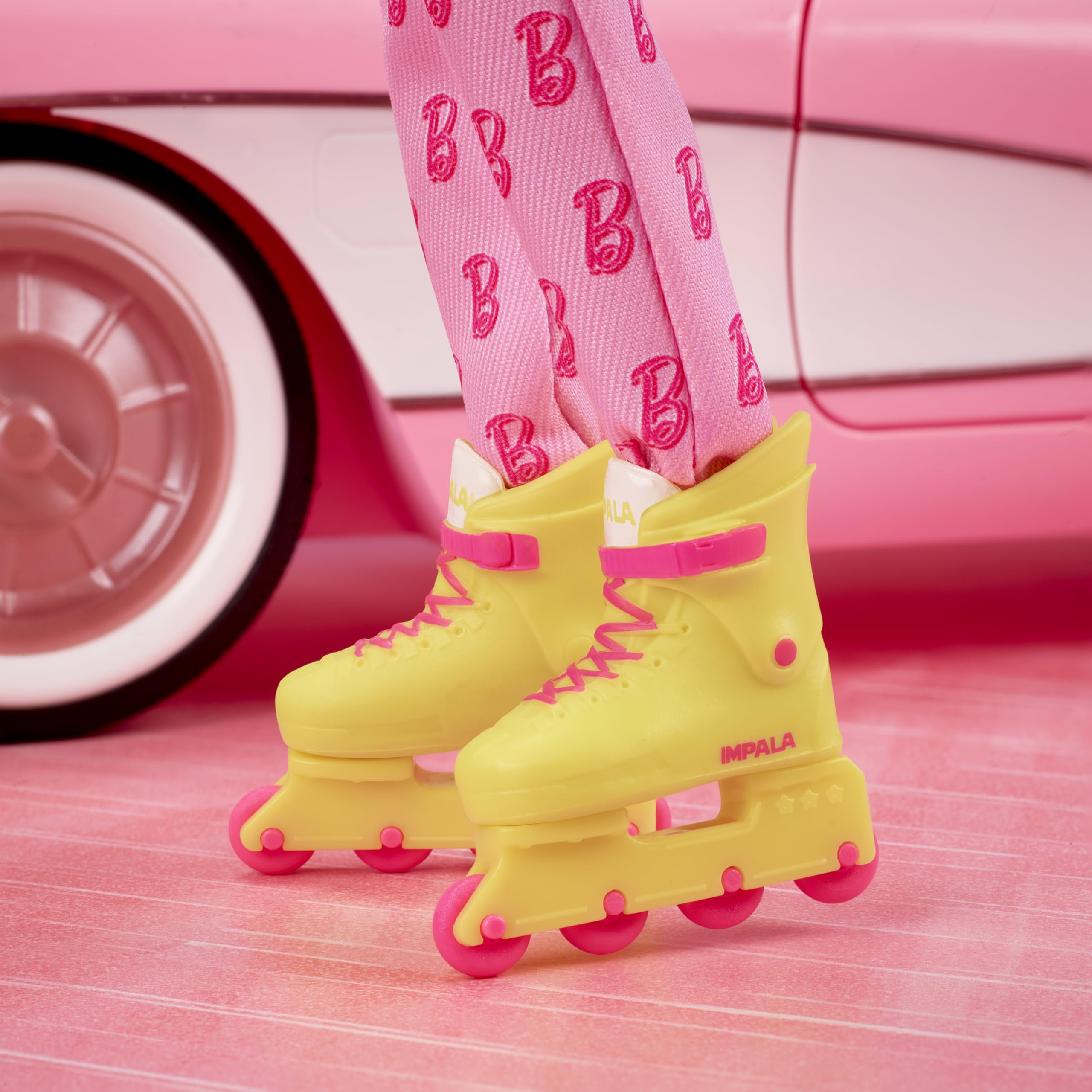 Barbie Lalka z filmu Barbie, Ryan Gosling jako Ken | Lalka modowa w różowym kombinezonie z detalem „B”, białe sneakersy i wielokolorowe wrotki, wiek 3+, JCP80