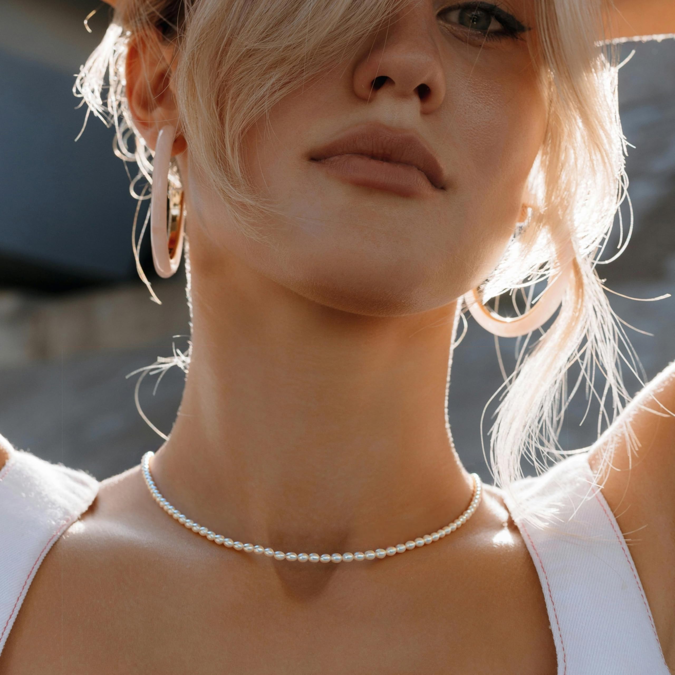 Collana girocollo da donna con piccole perle d'acqua dolce | Perline bianche da 2-4 mm, chiusura placcata in oro 18 carati, regolabile da 40,6 cm con catena da 5,1 cm