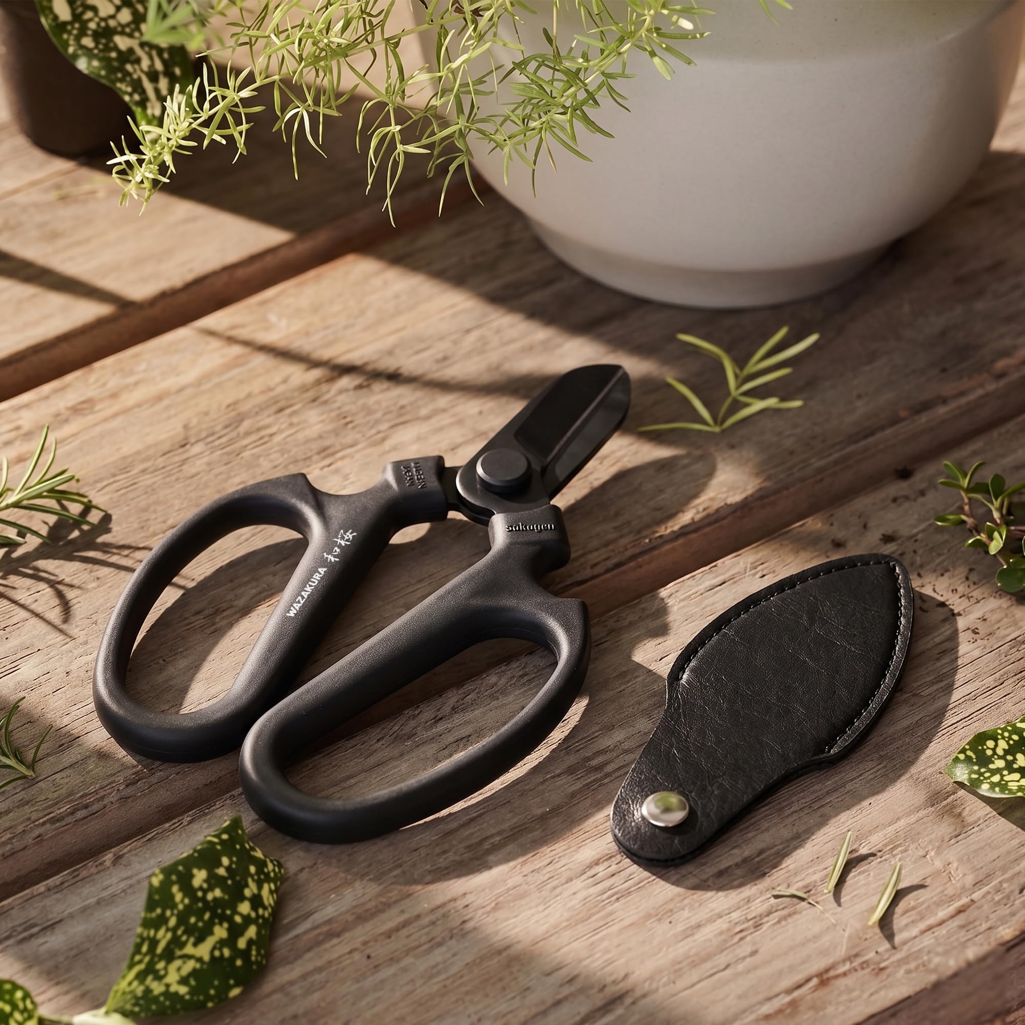 Wazakura Blumenschere mit schwarzer Klinge – Carbonverstärkter Stahl mit Fluorbeschichtung, ultrascharfe präzise Schnitte, professionelle japanische Schere für Blumen & Gartenarbeit