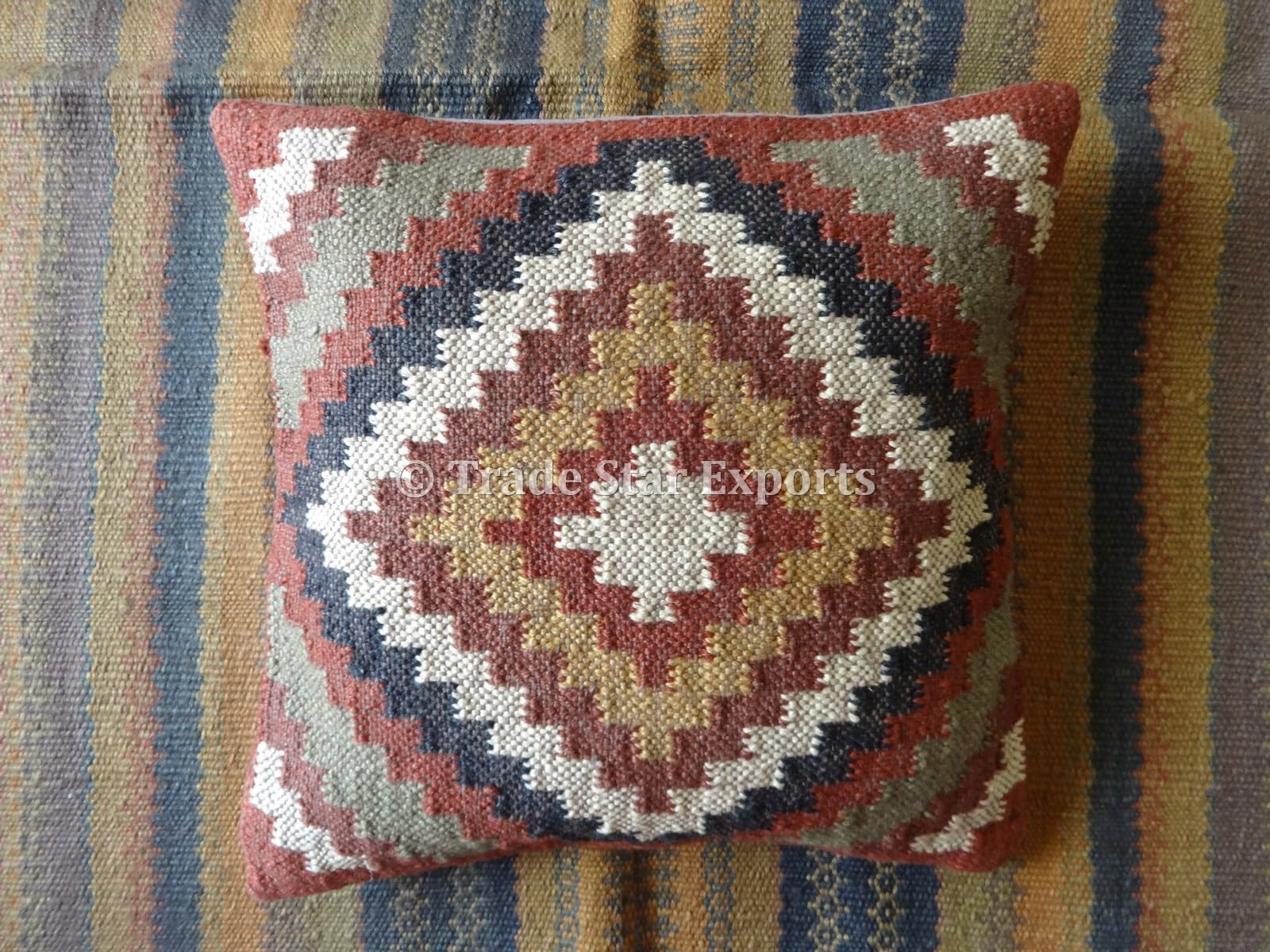 Couvre-lit taie d'oreiller en jute pour renover un canapé usé avec une touche boho unique