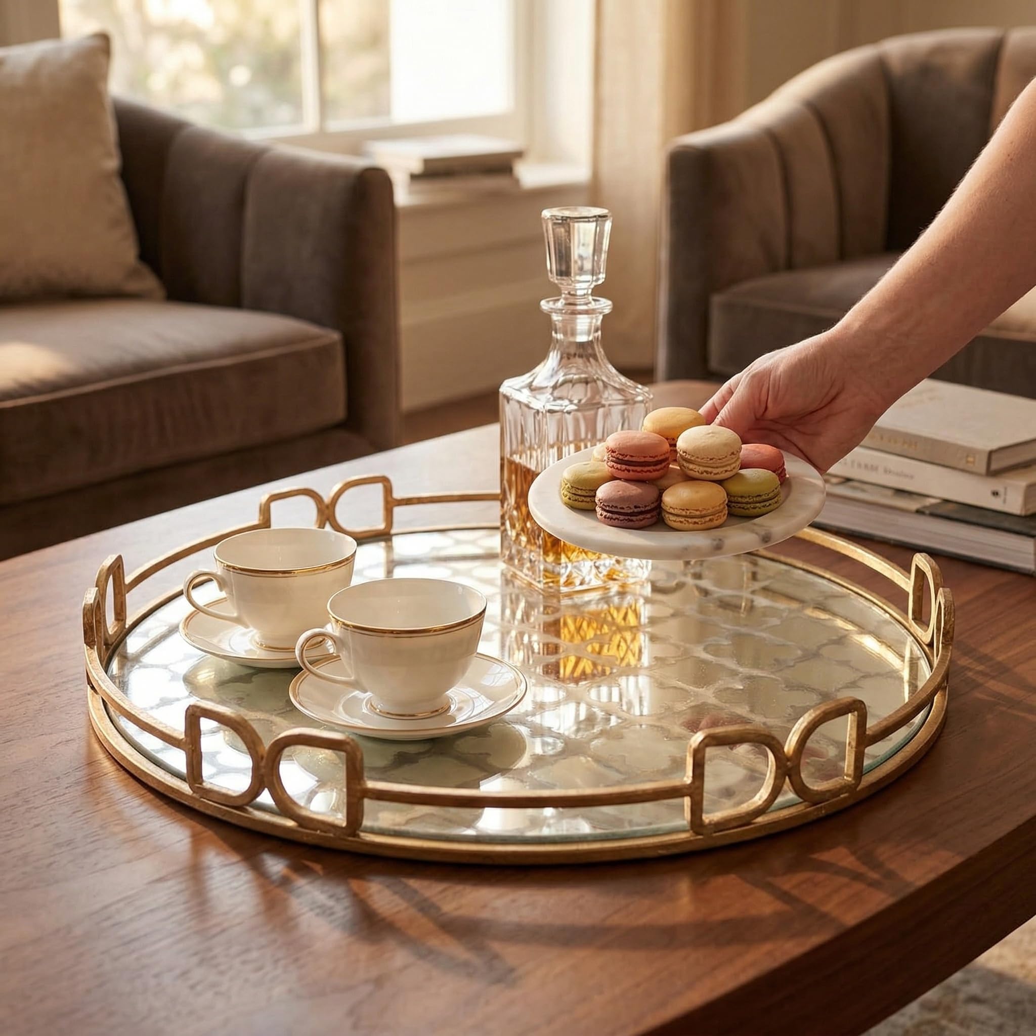 Elegante Bandeja Decorativa Art Nouveau De 45 Cm con Base De Cristal Y Marco Geométrico Dorado: Una Elegante Bandeja Redonda para Servir, Ideal para La Decoración del Hogar O como Centro De Mesa.