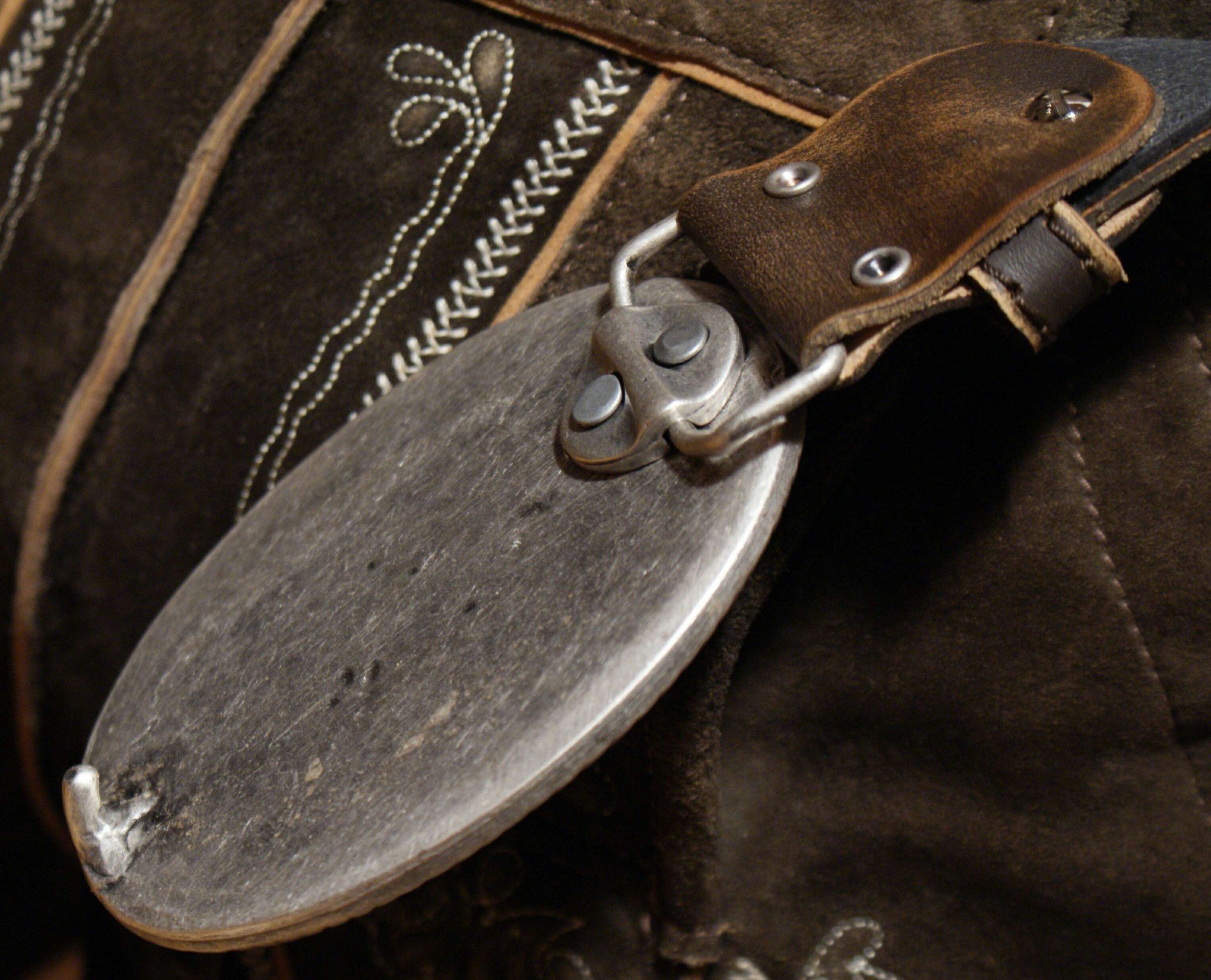 Trachtengürtel Hirsch echt vergoldet Herren Trachten-Gürtel für Lederhose Ledergürtel echt Leder braun mit Patina Handarbeit Made in Austria Unikat Hirschkopf Jagd Jäger