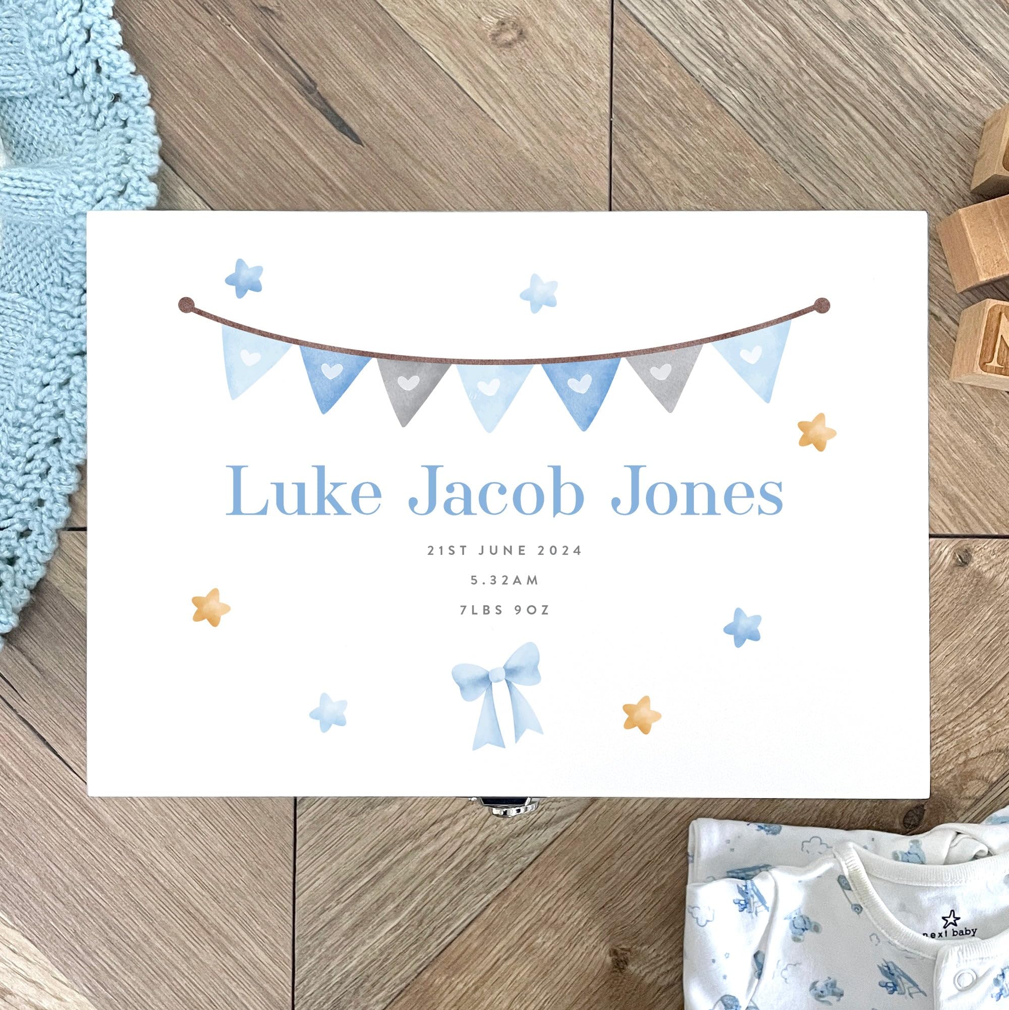 Caja de recuerdos de madera blanca personalizada con guirnalda azul para recién nacido, 27 x 19 x 14 cm