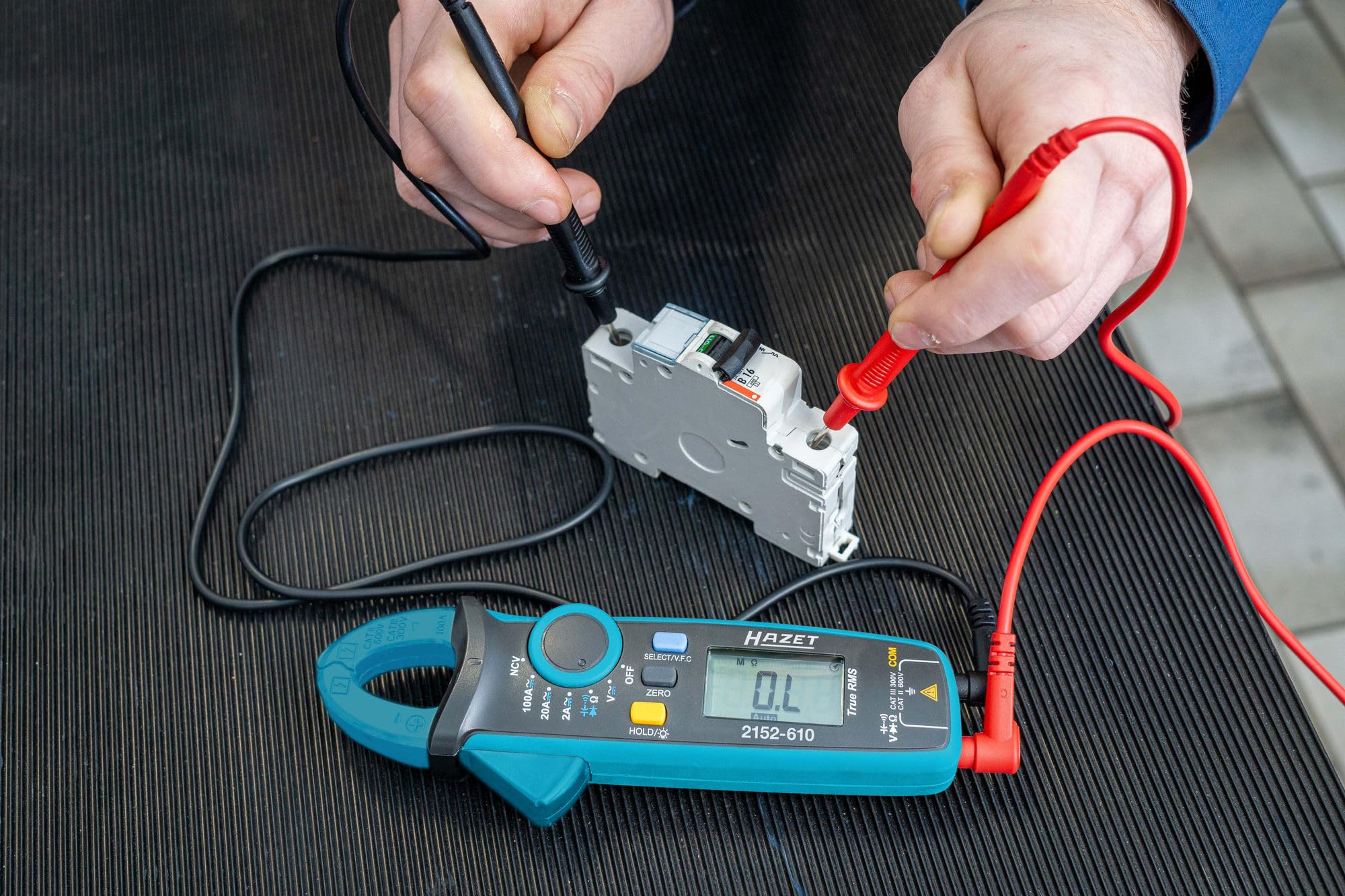 Hazet Digitale Stromzange 2152-610, kompakt, für Spannung, Strom und Widerstand, mit beleuchtetem LCD Display, NCV-Funktion, inkl. Zubehör