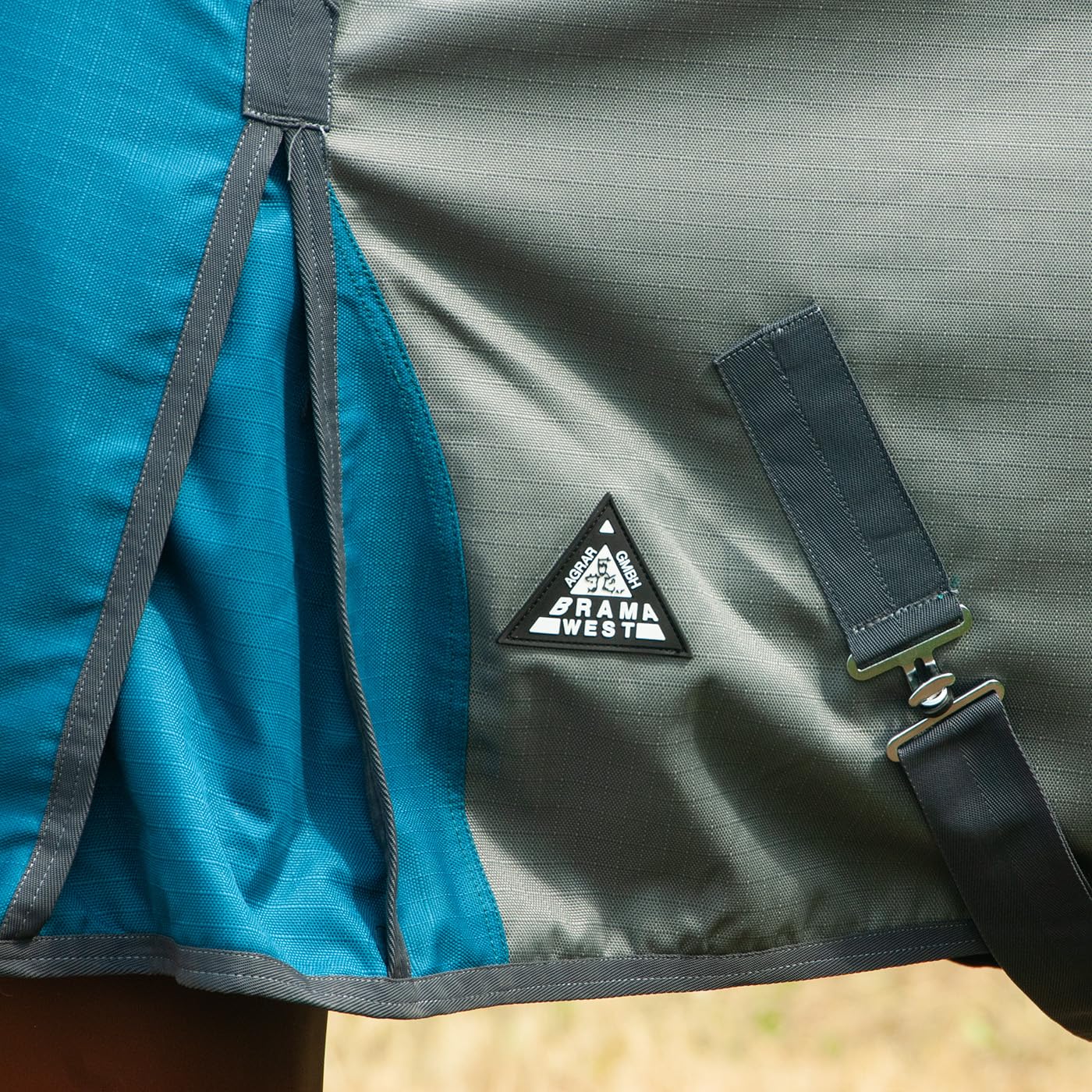 Brama-West 1200D - Manta de lluvia para caballo con cuello alto, impermeable, color azul y gris, tamaño 105 cm