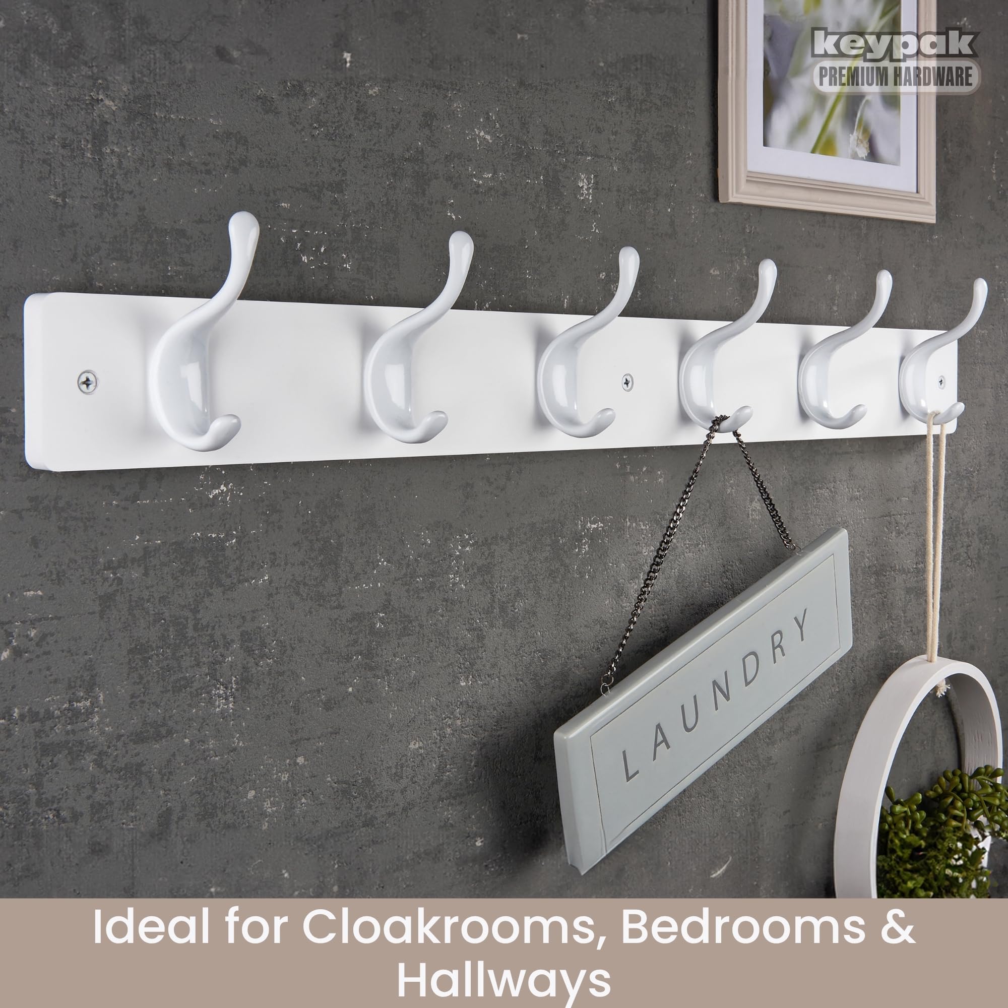 Keypak Perchero moderno de pared, 6 ganchos blancos brillantes sobre base de madera blanca de 68 cm, premontado y fijaciones incluidas