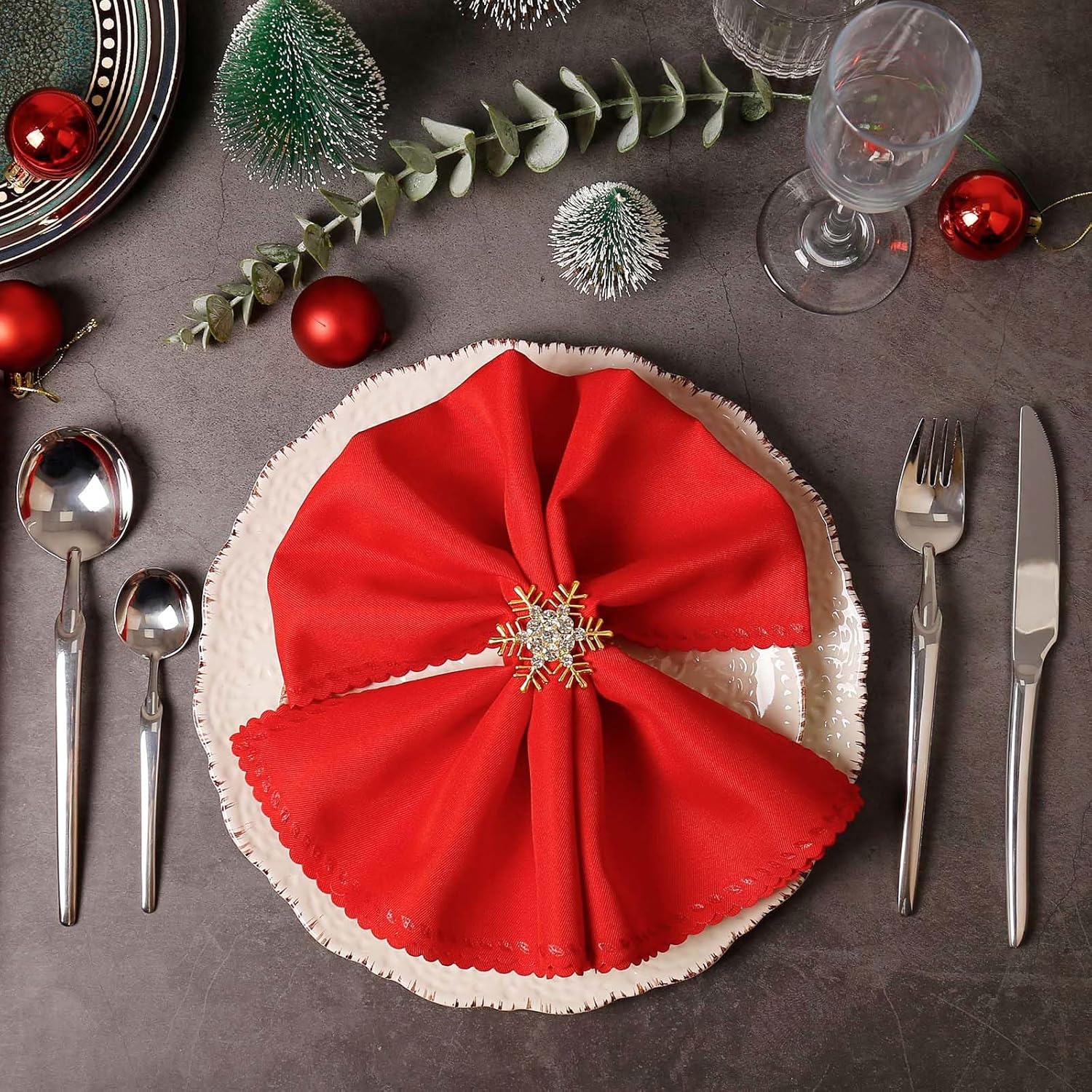 Christmas Napkin Rings and Cloth Napkins Set of 16pcs, 8 Pieces Red Polyester Cloth Napkins Plus 8 Pieces Merry Christmas Metal Napkin Rings for Xmas Gathering Party Dinner Table Decor
