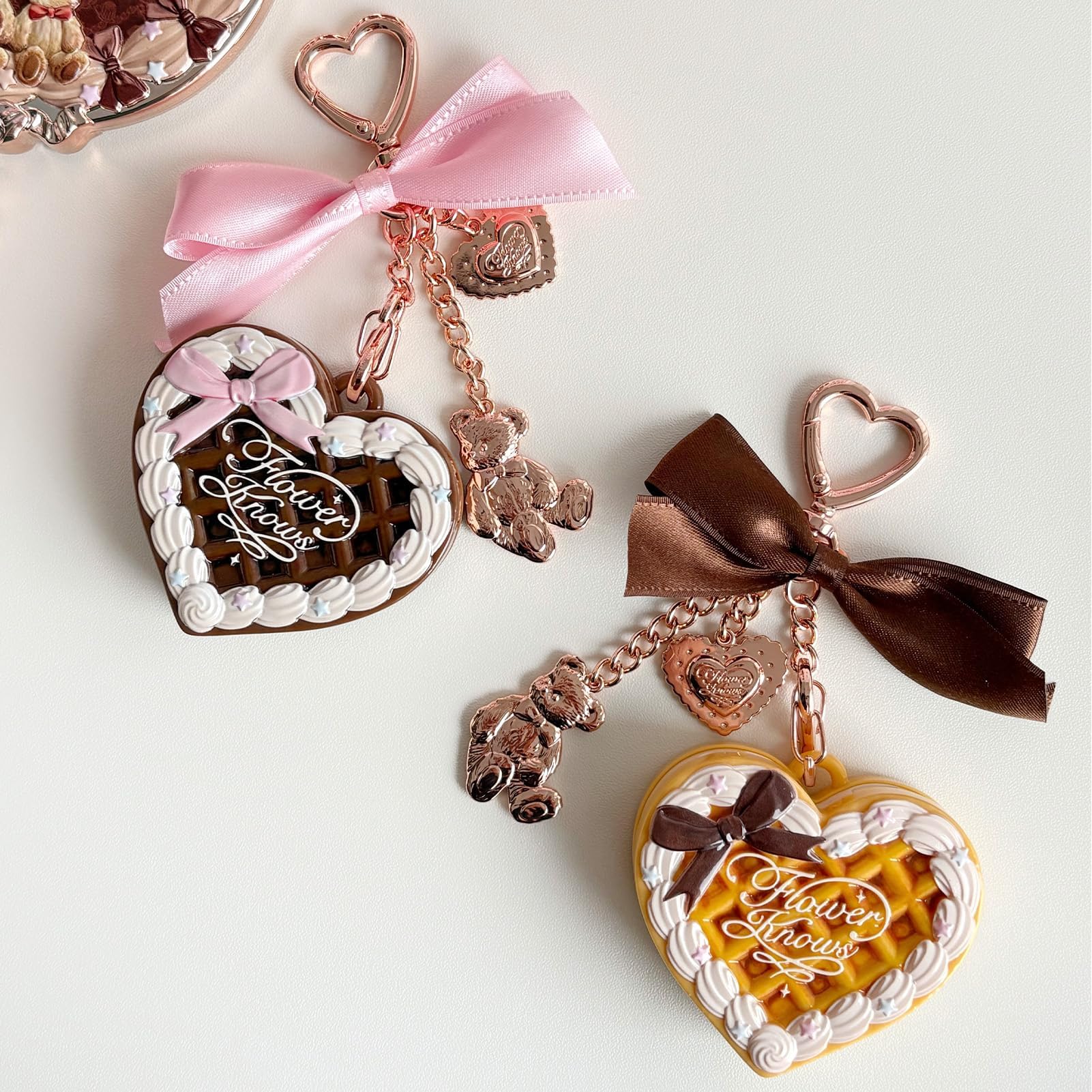 Colección Sweetie Bear: polvos fijadores Flower Know, llaveros con colgantes para bolsos, maquillaje y polvos compactos y en borla, difuminador de poros, regalo para mujeres (Cocoa)