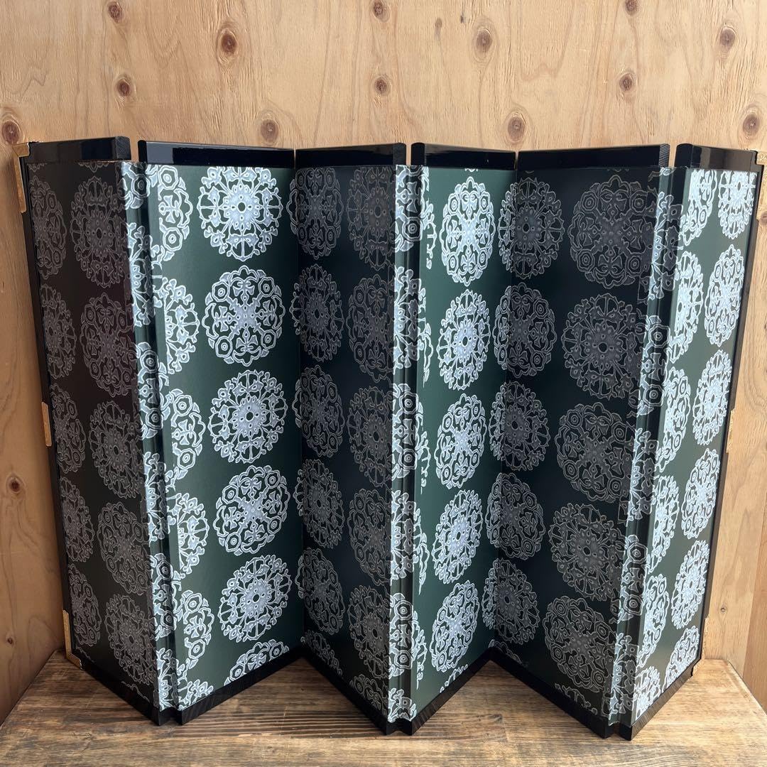 金箔絹目二重ヘリ付き　六曲一双金屏風18号　未使用品　美品　収納箱付き Amazon.co.jp: 箔押し 金屏風 繁蔵作 一双 二重ヘリ付 茶道