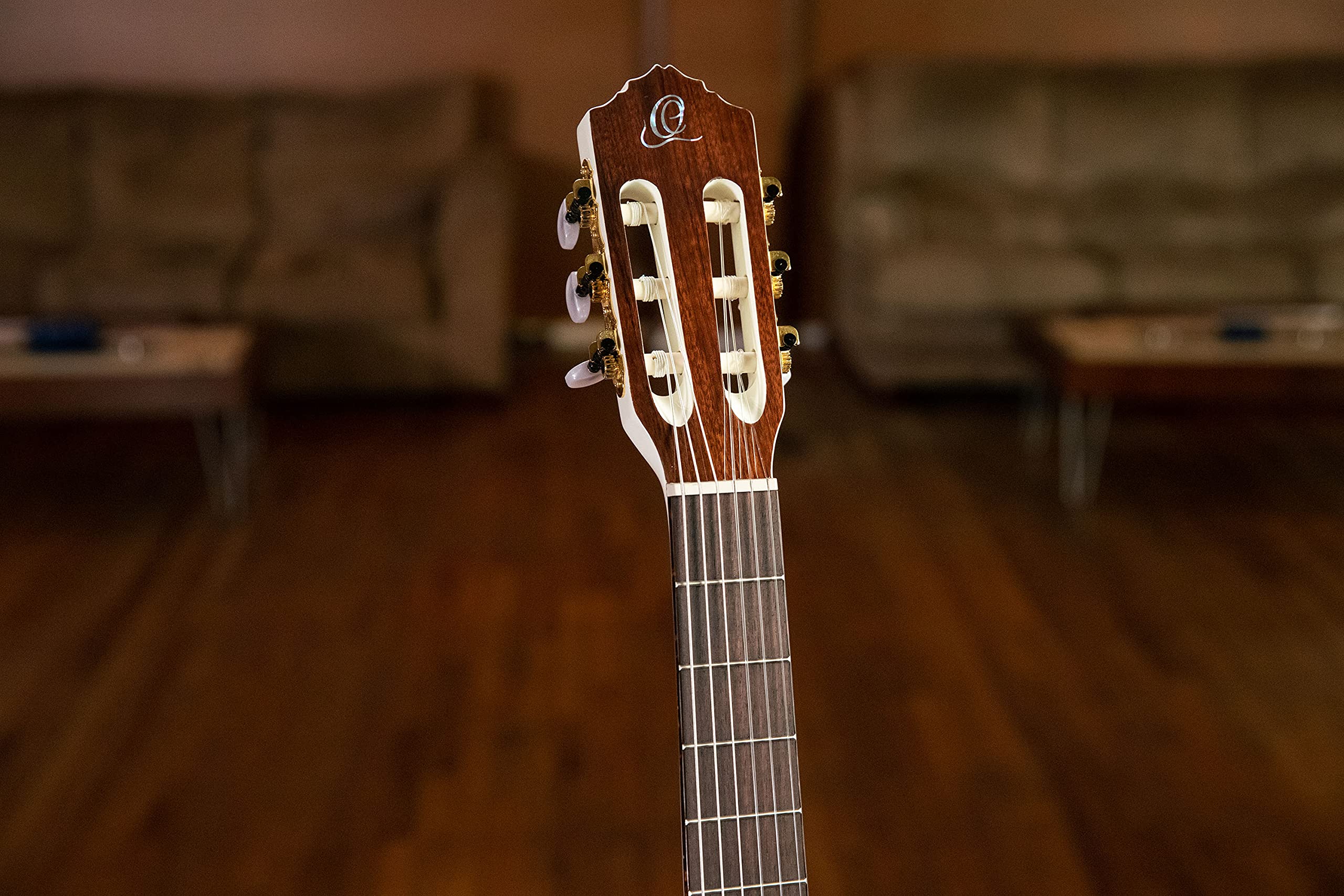 Ortega Guitars Guitare Classique Électro-Acoustique – 4/4, Slim Neck, Format Thinline – Family Series Pro – Housse Incluse – Épicéa Engelmann Massif / Acajou, Blanc (RCE145WH)