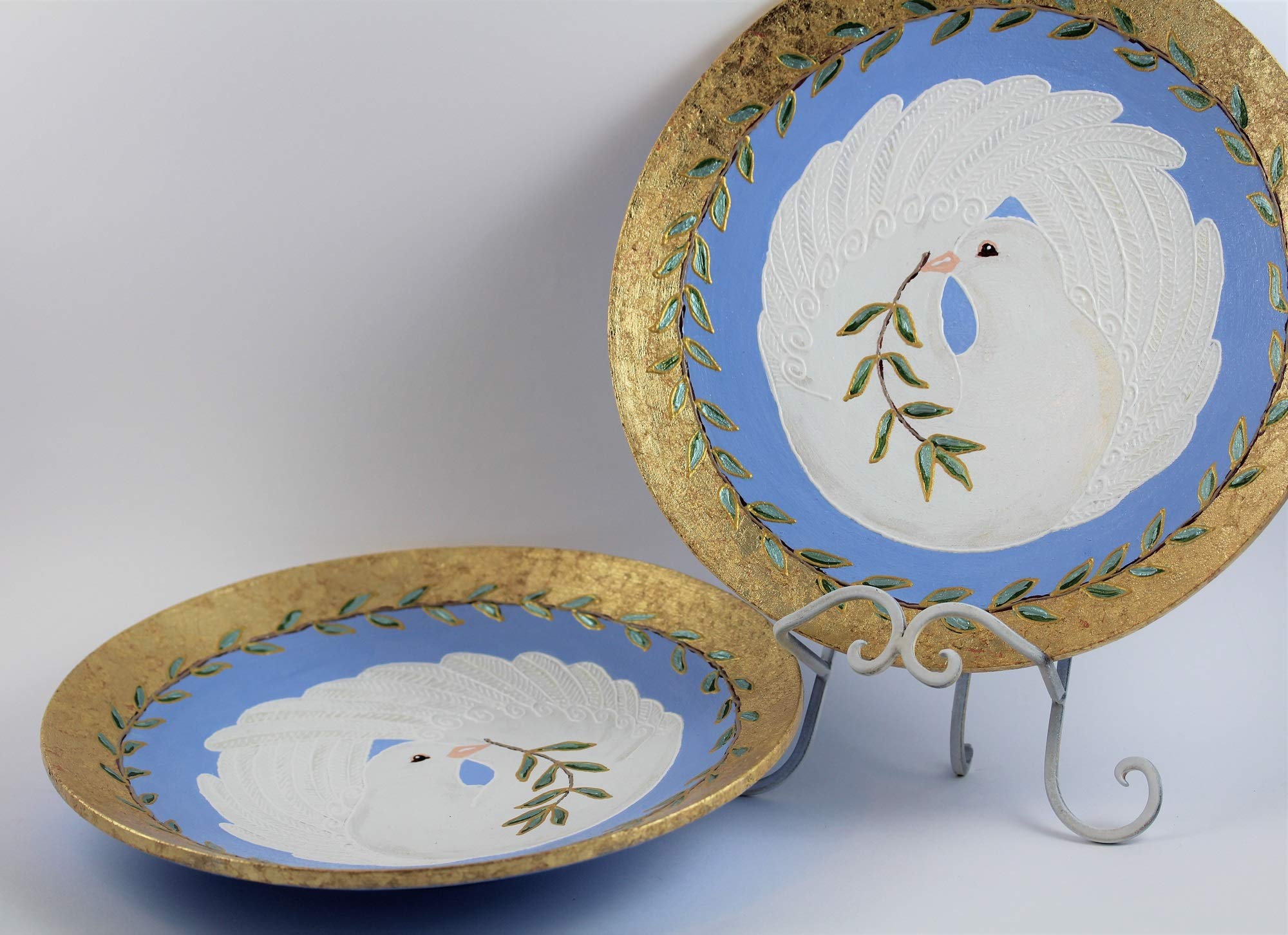 Generisch Wandteller Set Weiße Tauben mit Zweig in Kranz, 2 Deko Teller mit Friedenstaube Blattmetall Vergoldet, Wand oder Tisch Dekoration Blau Gold, Doves4Peace Glücksbringer Design-Serie
