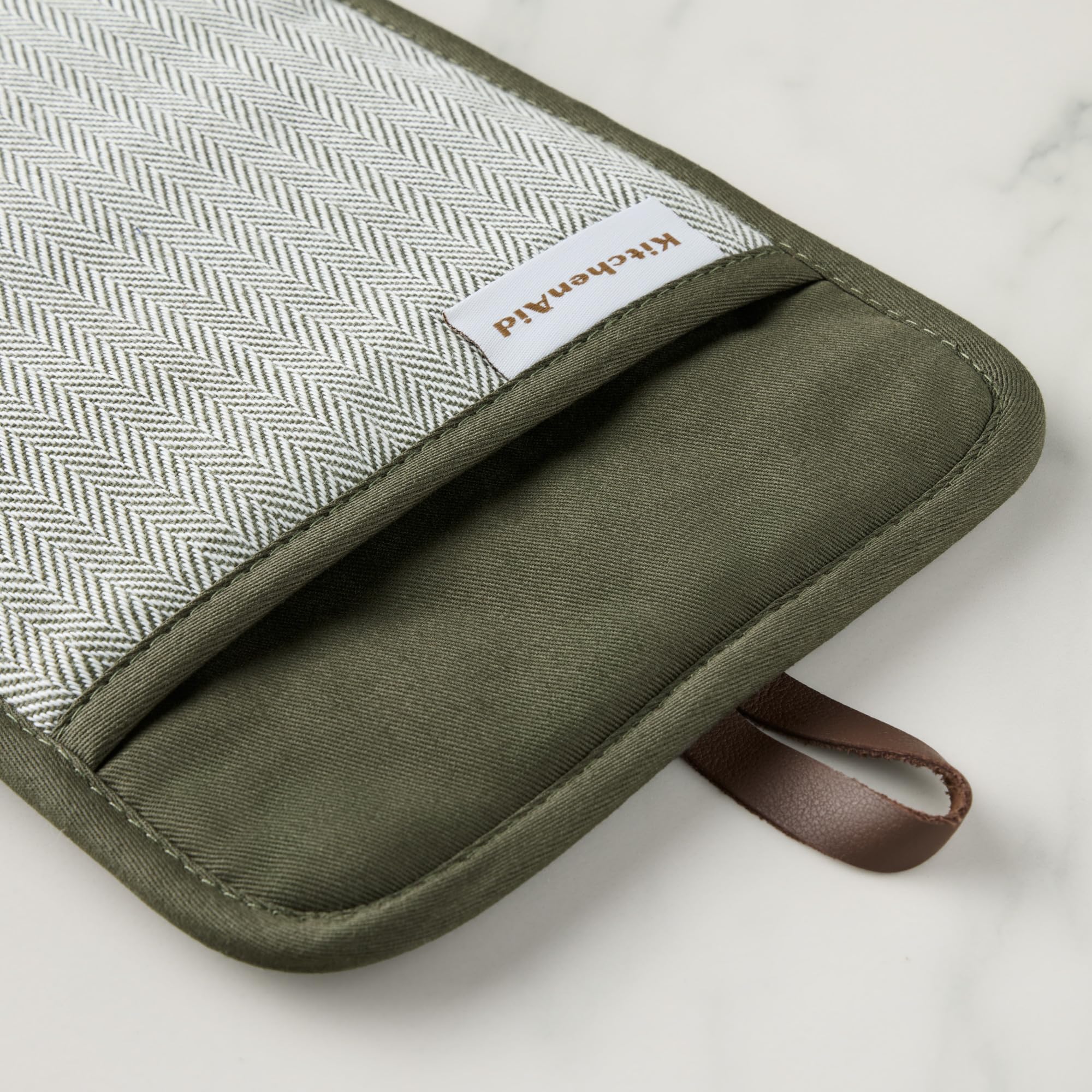 KITCHENAID® Evergreen Design Series Topflappen, Fischgrätenmuster, gerippt, weiches Silikon, hitzebeständig bis 260 °C, flexibel und wasserdicht, Dunkelgrün, 17,8 x 25,4 cm, 2 Stück