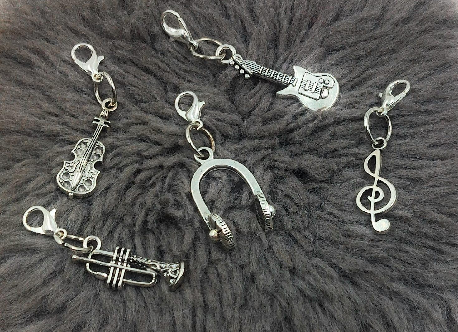 Set of 10 Music Theme Guitar, Headphone, Violin, Tuba, Treble Clef Metal Charm Mini Keyrings/Zip Pullers for Zipper, Bag, Pouch & DIY Craft–Silver–Ideal Gift for Music Lovers (2 for each)-image-35