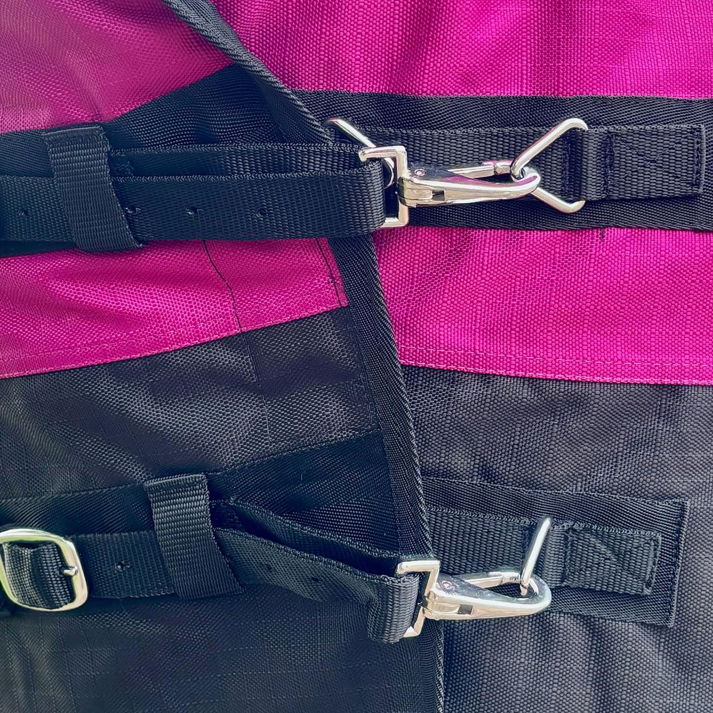 Brama-West Regendecke Pferdedecke Elody Turnout 1200D High Neck mit Fleece Futter - Raspberry/Schwarz - Gr. 145