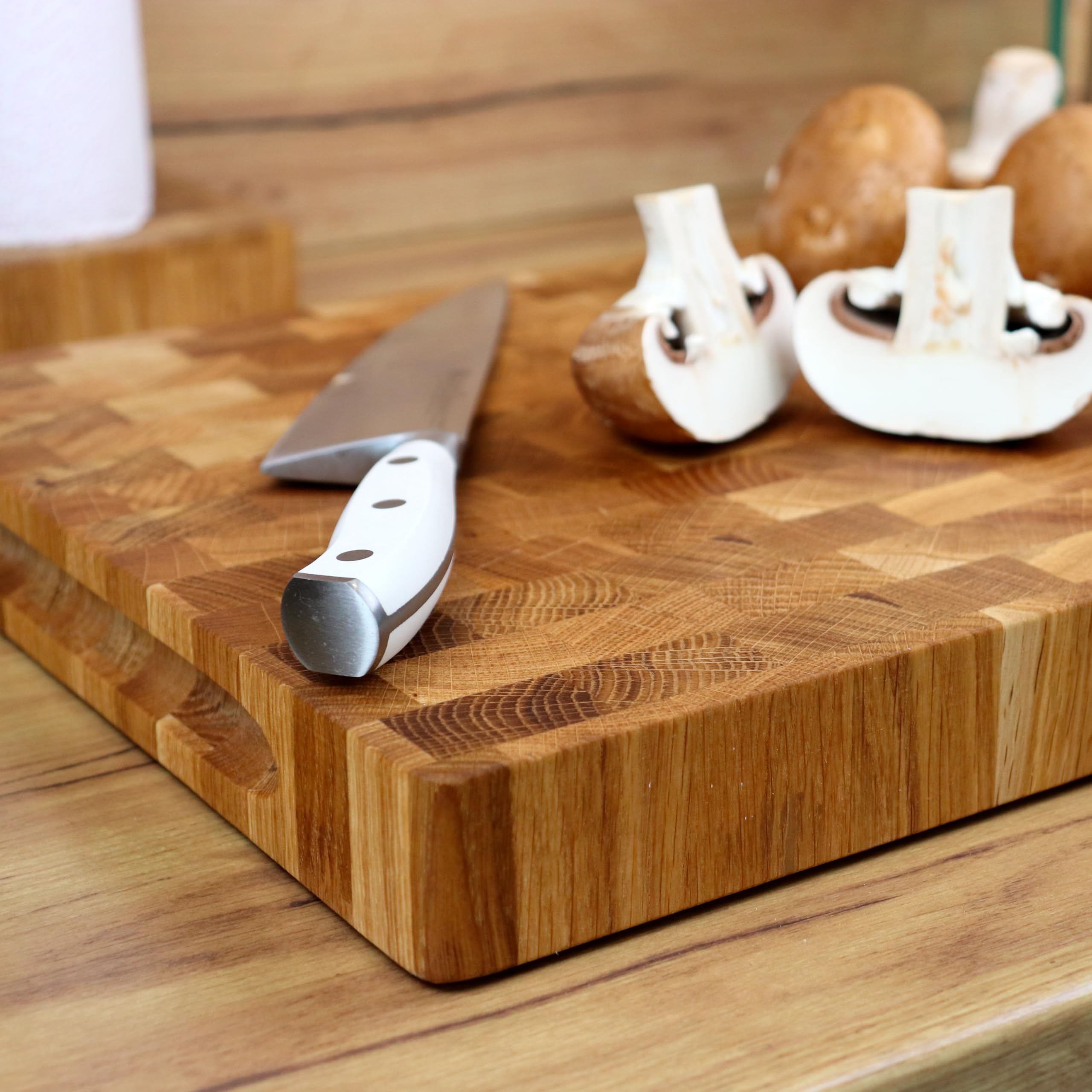 B4K® Tagliere in Legno di Quercia Massiccio 40x30x4 cm, Antibatterico, con Manici e Piedini in Silicone, Perfetto per Cucina, Carne e Barbecue