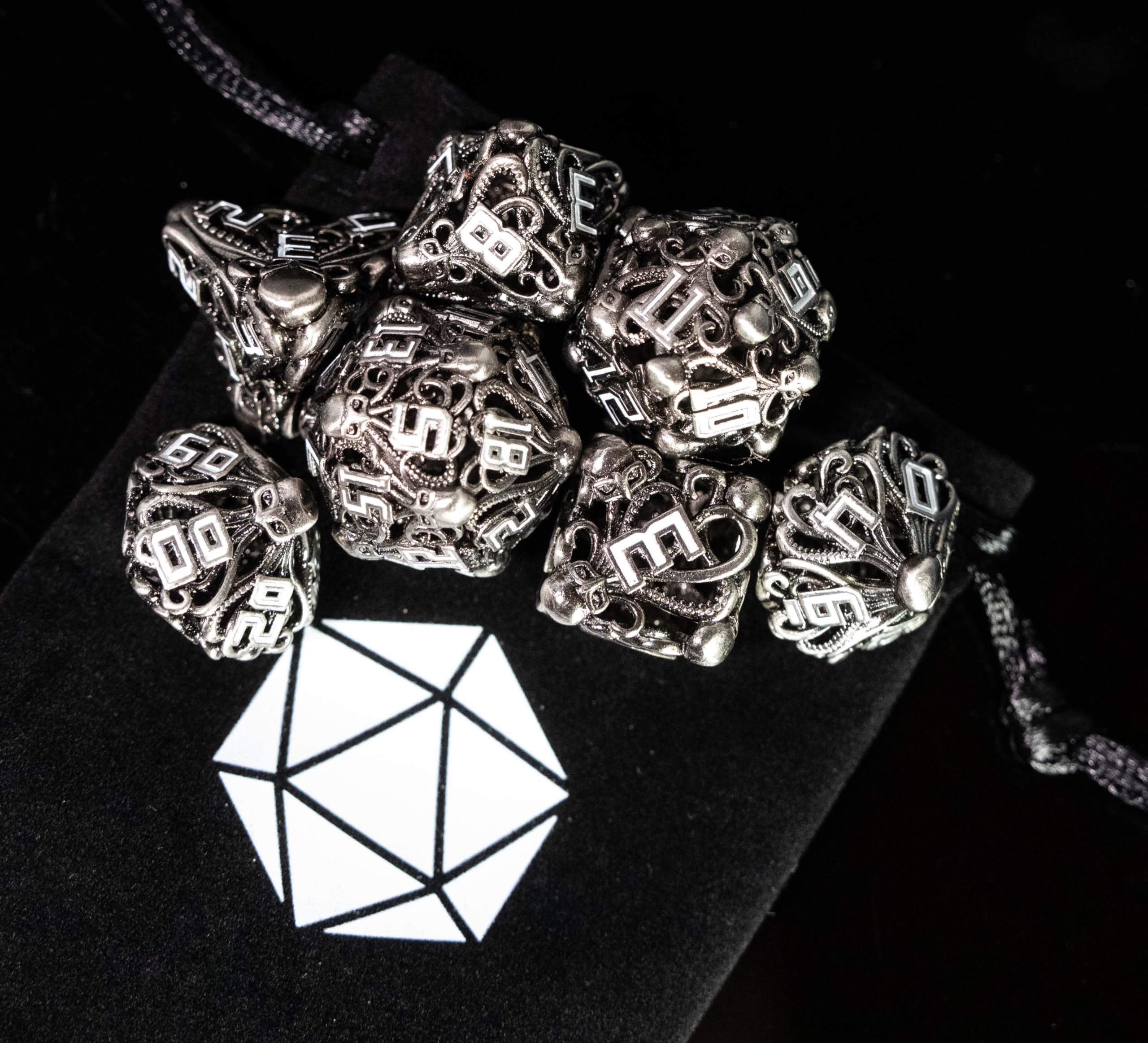 Sac à dés mystère | Lot de 7 dés polyédriques de jeu | Un ensemble choisi au hasard | RPG, DND, etc. (Ensemble métallique creux mystère)