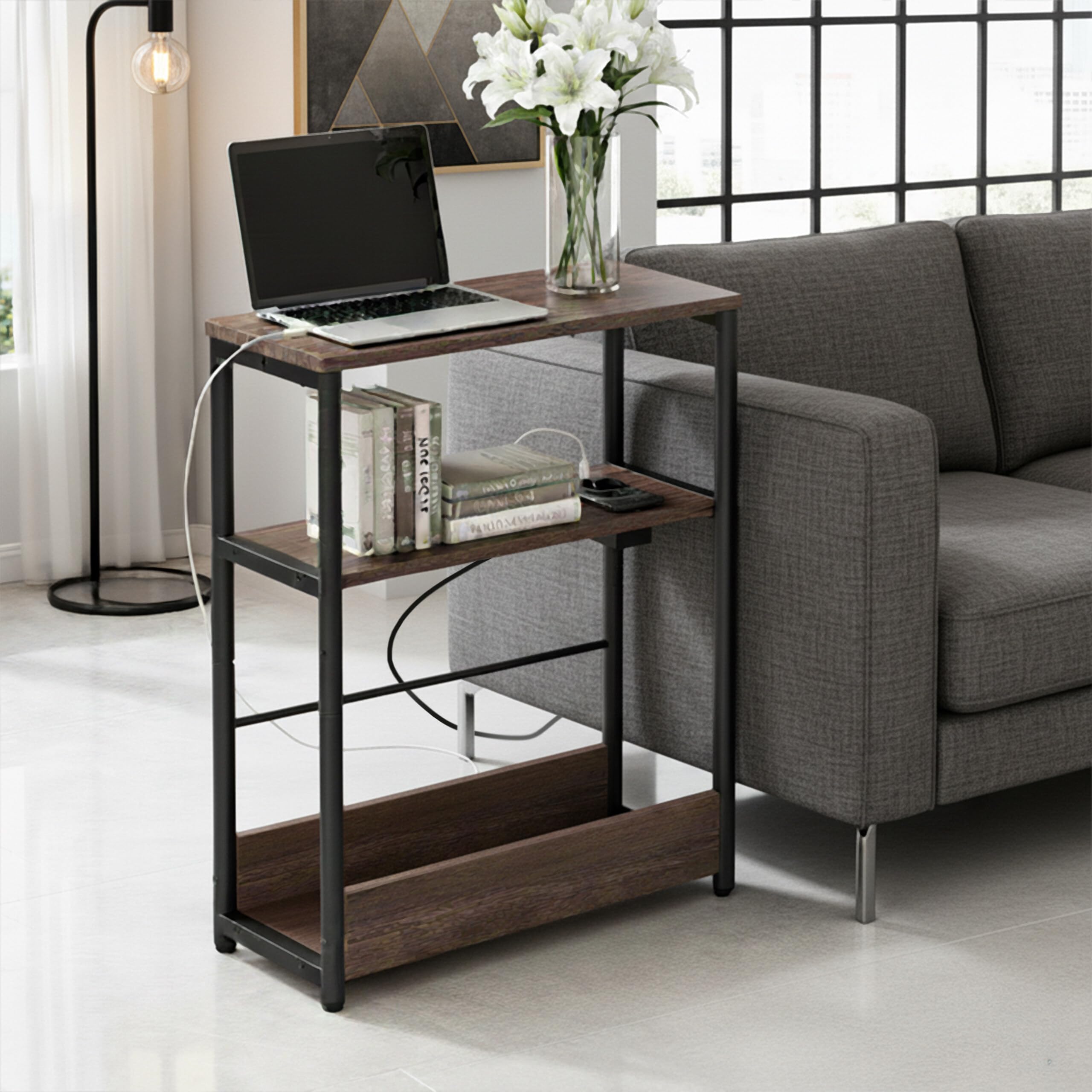 Relaxdays Stolik pomocniczy z gniazdem zasilania i USB, 2 półki i regał na czasopisma, HWD: 58x45x18 cm, ciemnobrązowy/czarny