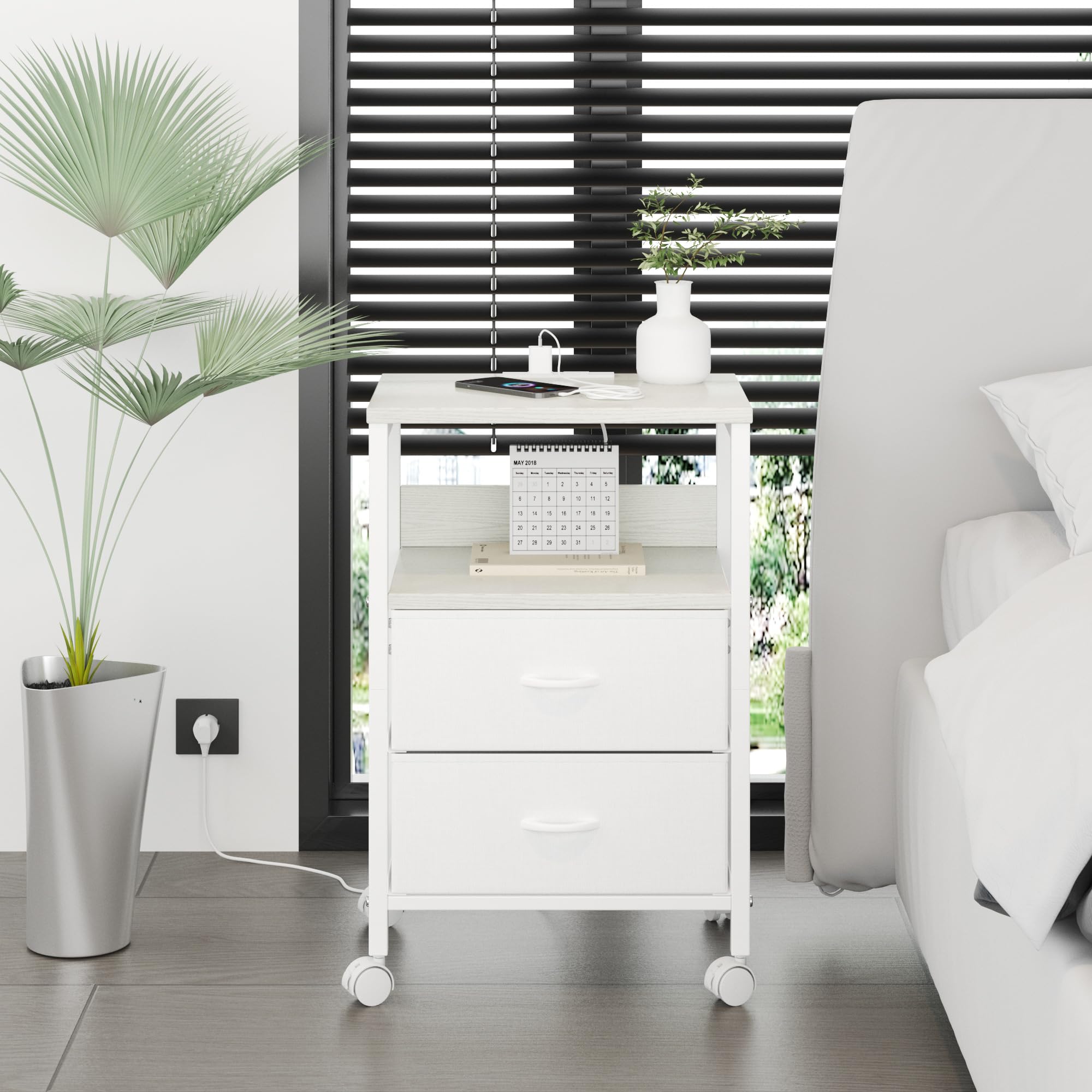 Lutown-Teen Comodini con Prese e Porte USB, 4 Ruote, Tavolini Camera da Letto con 2 Cassetti in Tessuto e Scomparto Aperto, Comodino con Stazione di Ricarica per Soggiorno, Bianco