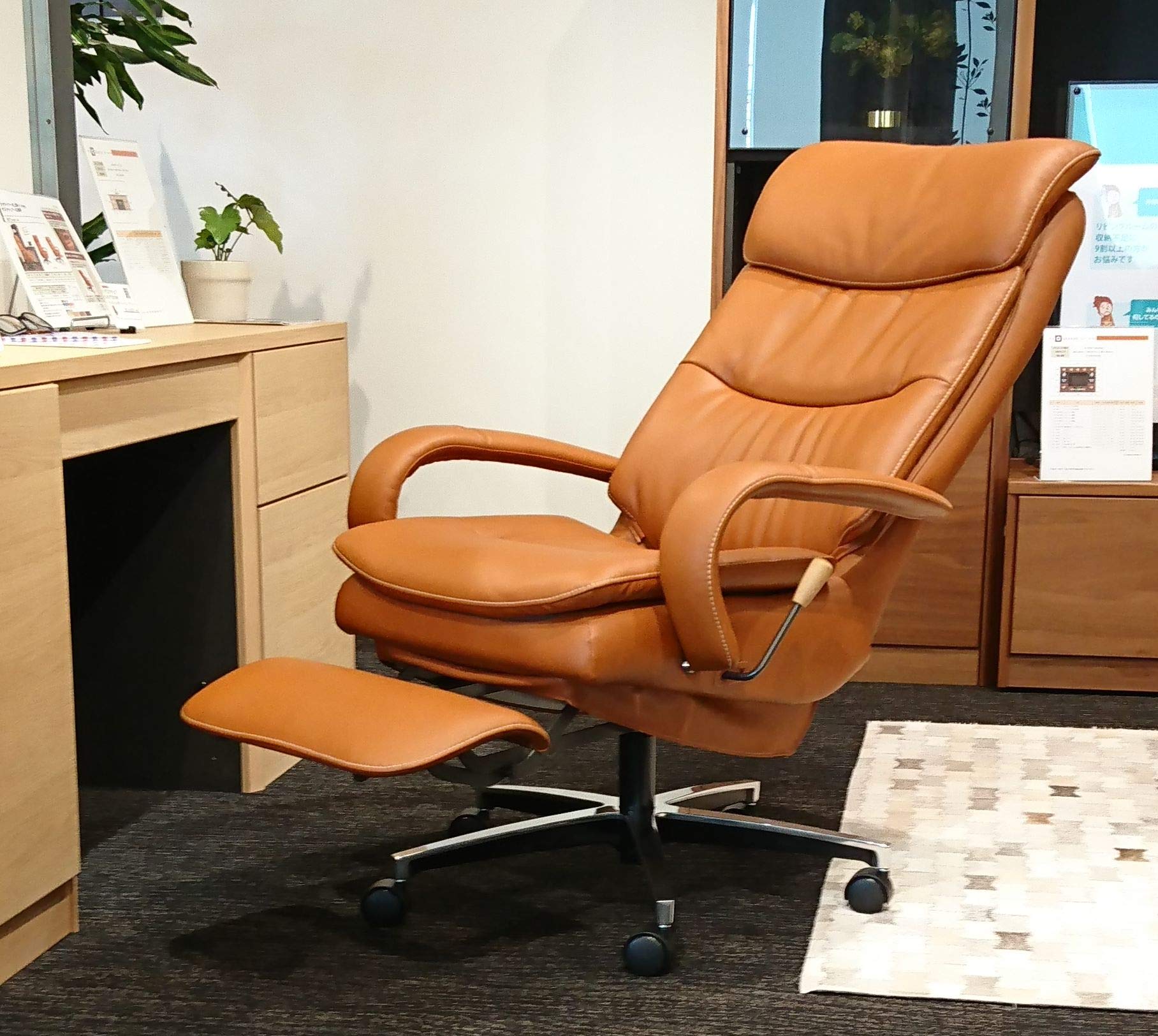 美品☆カリモク デスクチェア XT4320BJ：合成皮革張 引き抜く