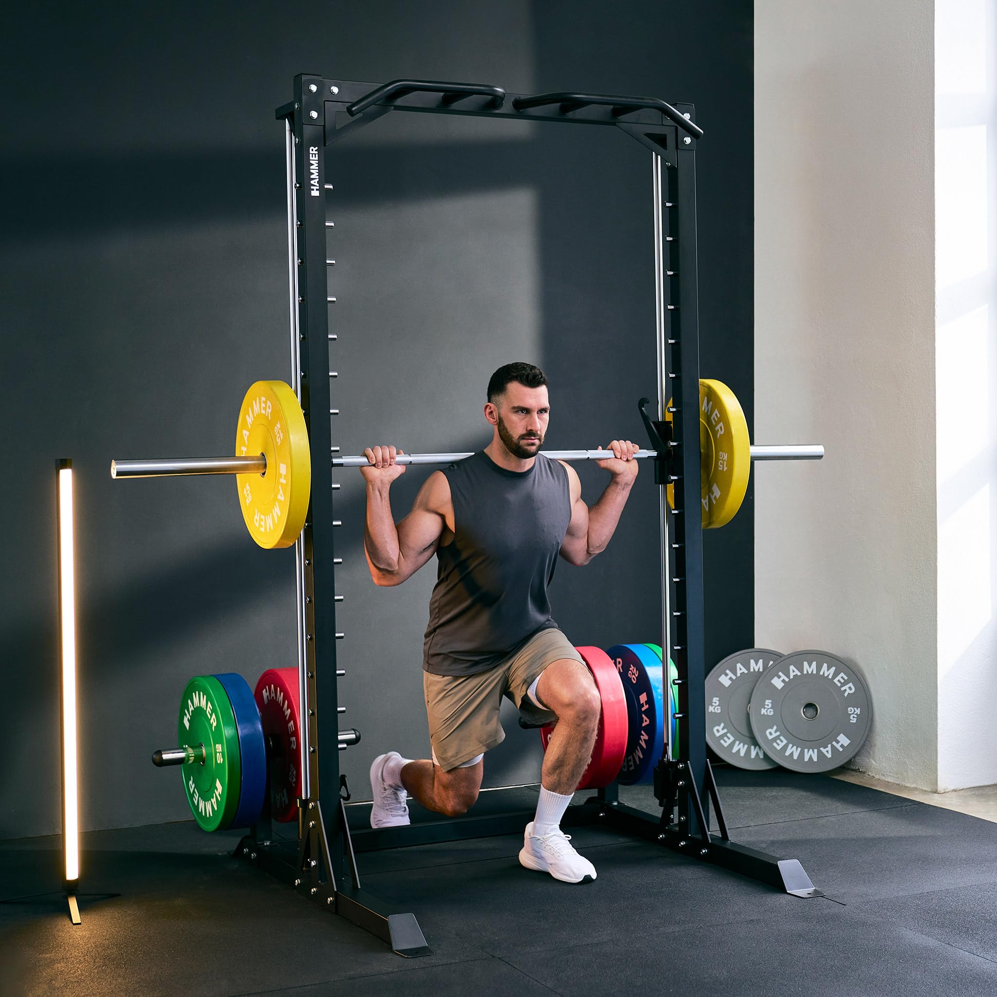 HAMMER Multipresse MA50 – Kraftstation für Zuhause mit geführter Hantelstange, Multigrip-Klimmzugstange & Safety-Bars, 4 Scheibenhalter, platzsparend & robust, bis 130 kg