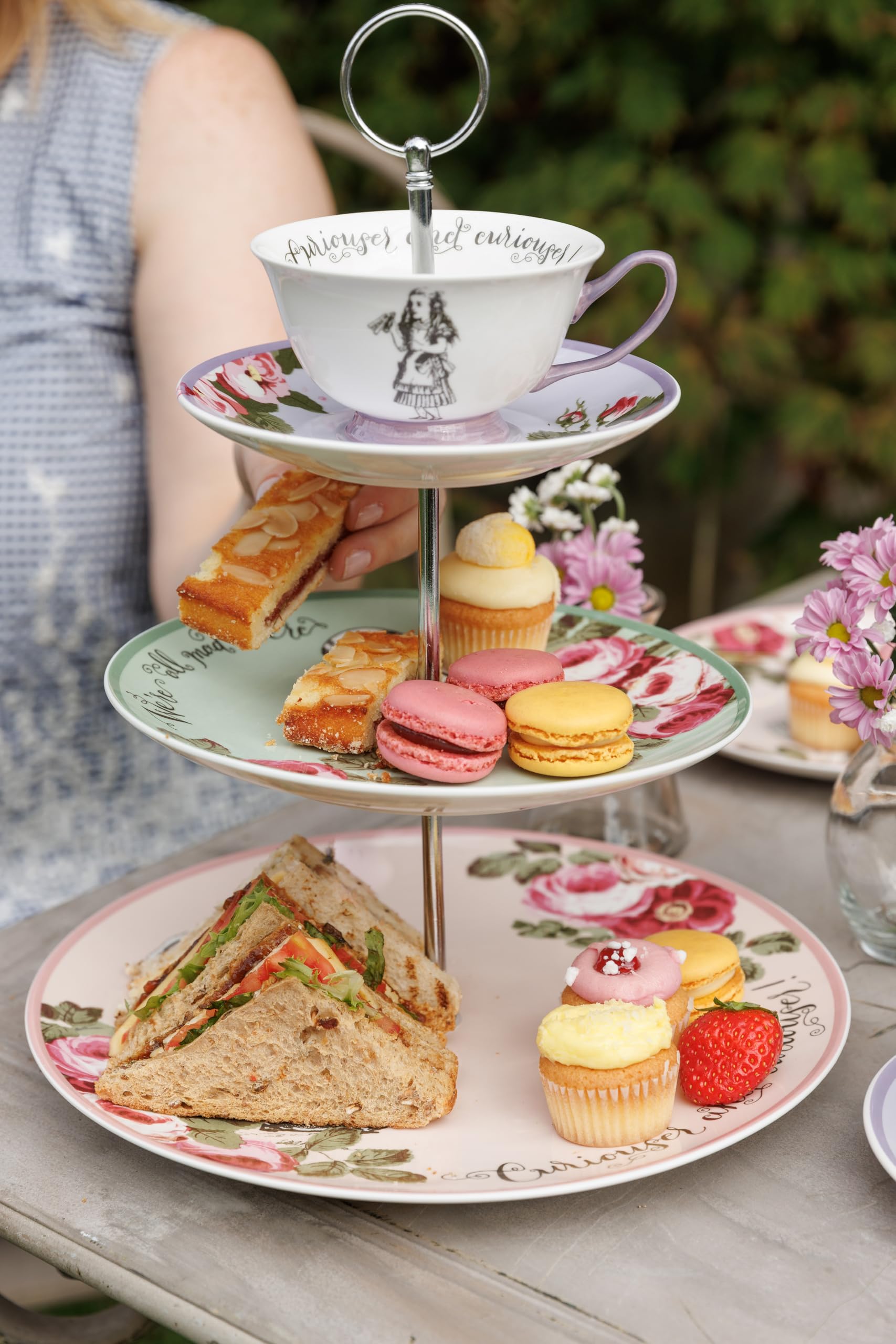 Mikasa and the V&A - Soporte para tartas de 3 niveles, soporte para té de la tarde con taza de té, té de Alicia en el país de las maravillas, porcelana de hueso, apto para lavavajillas y en caja de