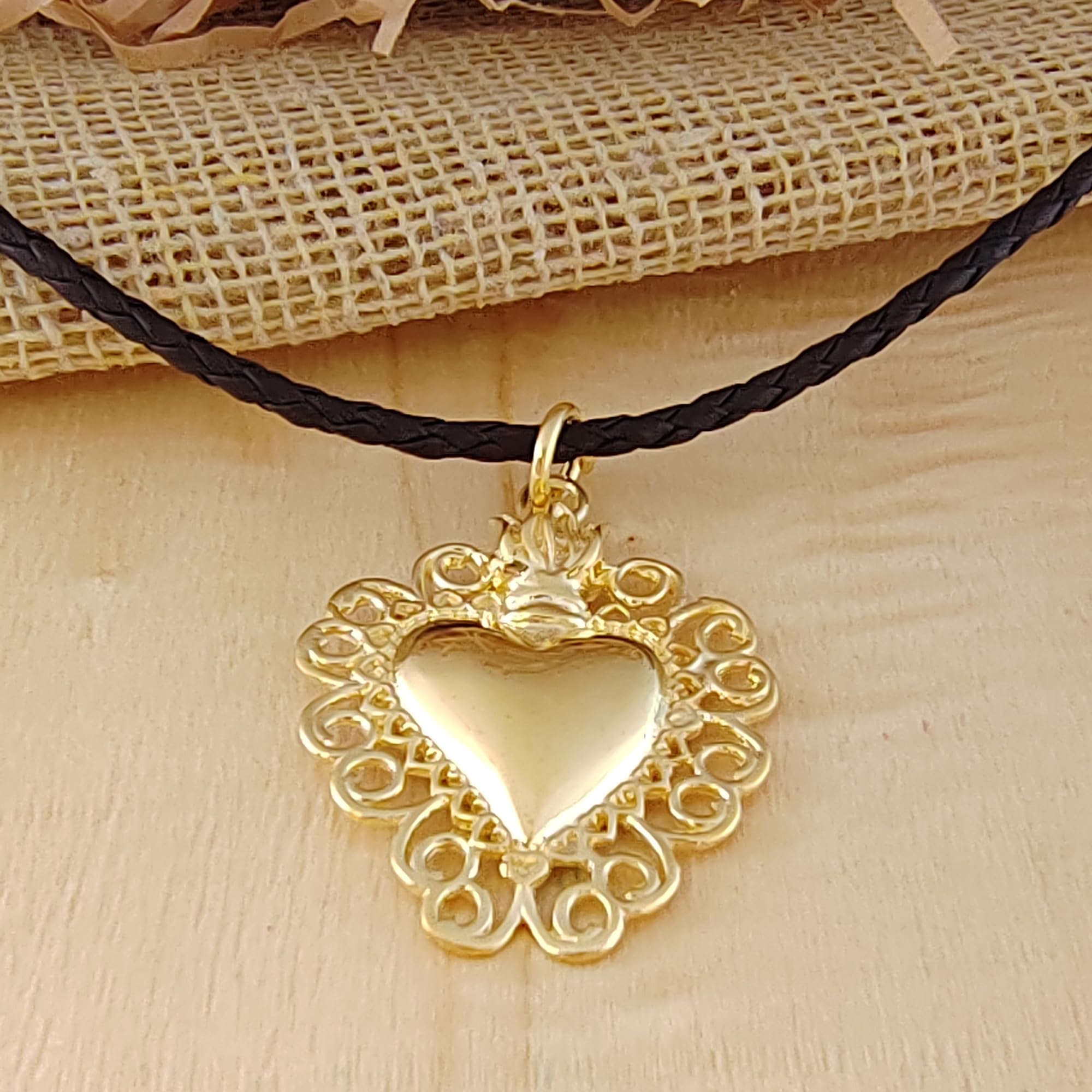 Gioielli Aurum Collana Sacro Cuore in Argento 925, Ciondolo Dorato, Cordino in Pelle Nera, Gioiello Religioso Unisex, Regalo Uomo Donna